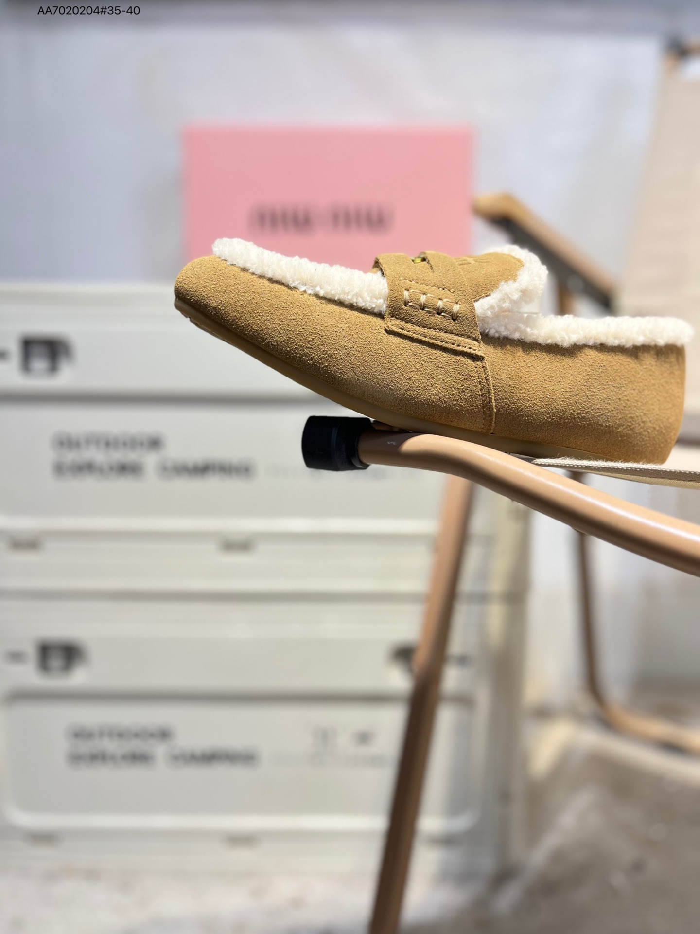 放店💰200
加毛# Miumiu 缪缪大秀上爆出的这双与New Balance 新百伦联名款运动 球鞋 后全球各大代购官网火爆上市.24s开春走秀场曝光、非常流行的美拉德配色平底鞋，双鞋带设计、独特风格，非常有质感！上脚非常轻便 百搭 全球以及国内社交平台已爆众多上脚图 多位顶级流量明星立捧456A807 AA7020204#35-40