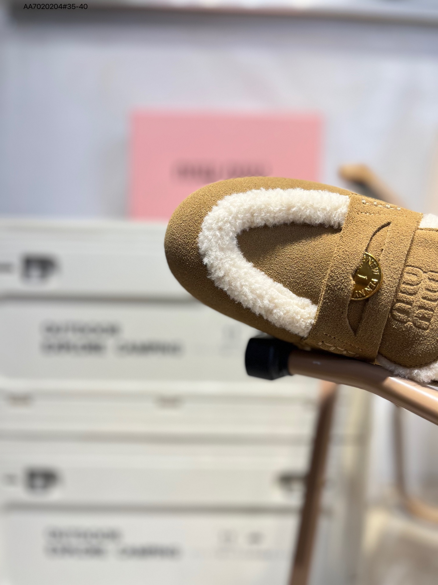 放店💰200
加毛# Miumiu 缪缪大秀上爆出的这双与New Balance 新百伦联名款运动 球鞋 后全球各大代购官网火爆上市.24s开春走秀场曝光、非常流行的美拉德配色平底鞋，双鞋带设计、独特风格，非常有质感！上脚非常轻便 百搭 全球以及国内社交平台已爆众多上脚图 多位顶级流量明星立捧456A807 AA7020204#35-40