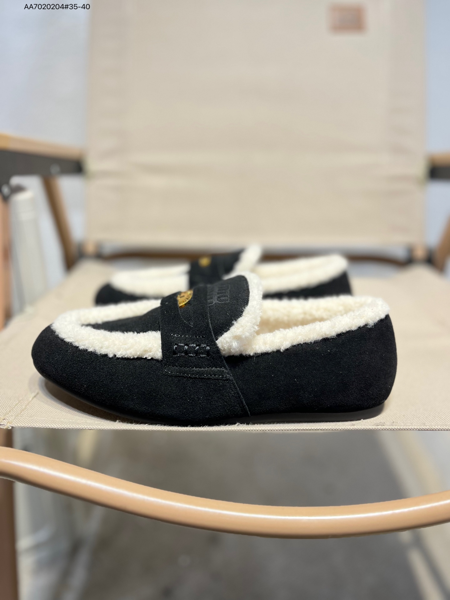 💰💰220 加毛# Miumiu 缪缪大秀上爆出的这双与New Balance 新百伦联名款运动 球鞋 后全球各大代购官网火爆上市.24s开春走秀场曝光、非常流行的美拉德配色平底鞋，双鞋带设计、独特风格，非常有质感！上脚非常轻便 百搭 全球以及国内社交平台已爆众多上脚图 多位顶级流量明星立捧456A807 AA7020204#35-40