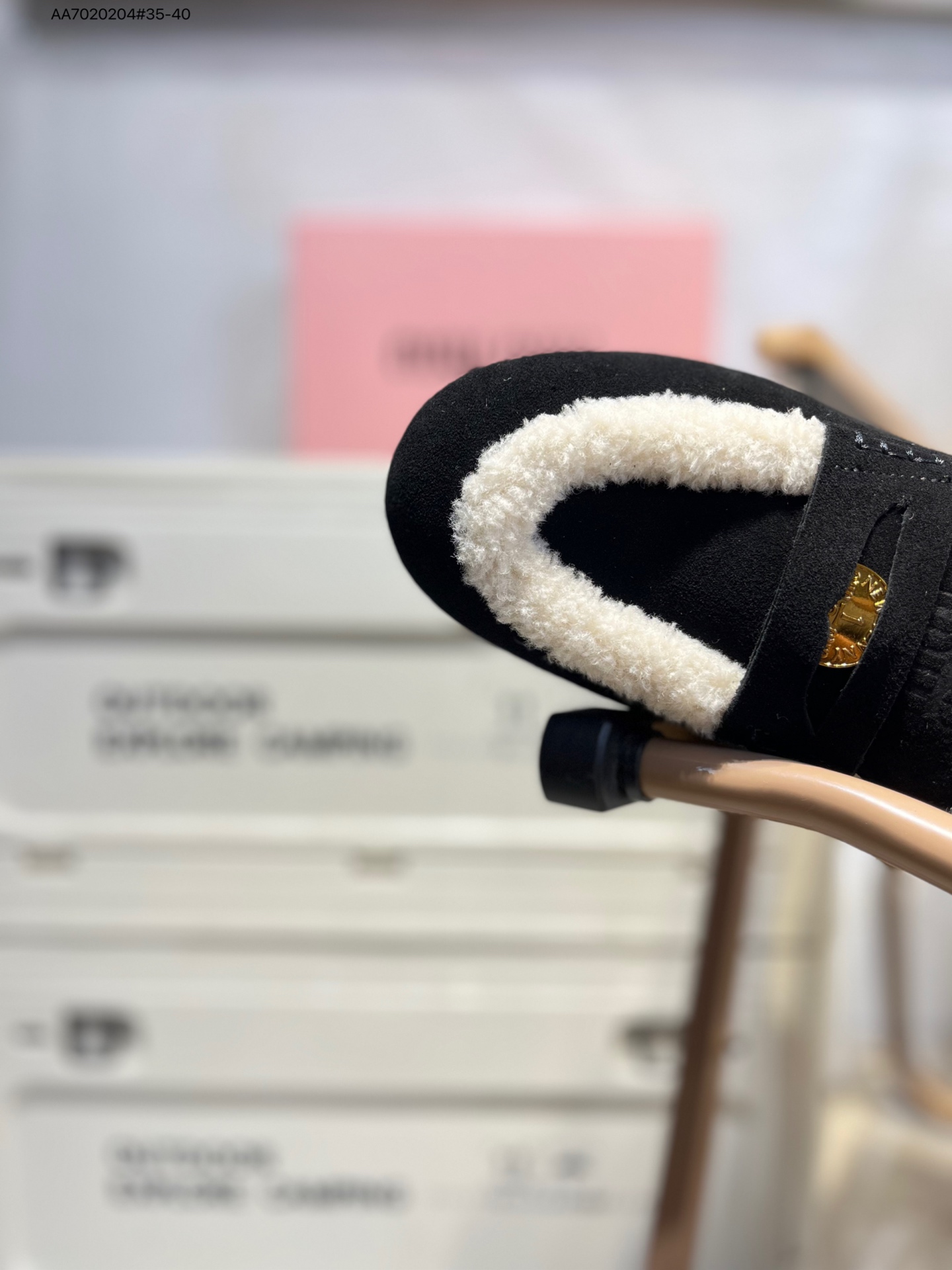 💰💰220 加毛# Miumiu 缪缪大秀上爆出的这双与New Balance 新百伦联名款运动 球鞋 后全球各大代购官网火爆上市.24s开春走秀场曝光、非常流行的美拉德配色平底鞋，双鞋带设计、独特风格，非常有质感！上脚非常轻便 百搭 全球以及国内社交平台已爆众多上脚图 多位顶级流量明星立捧456A807 AA7020204#35-40