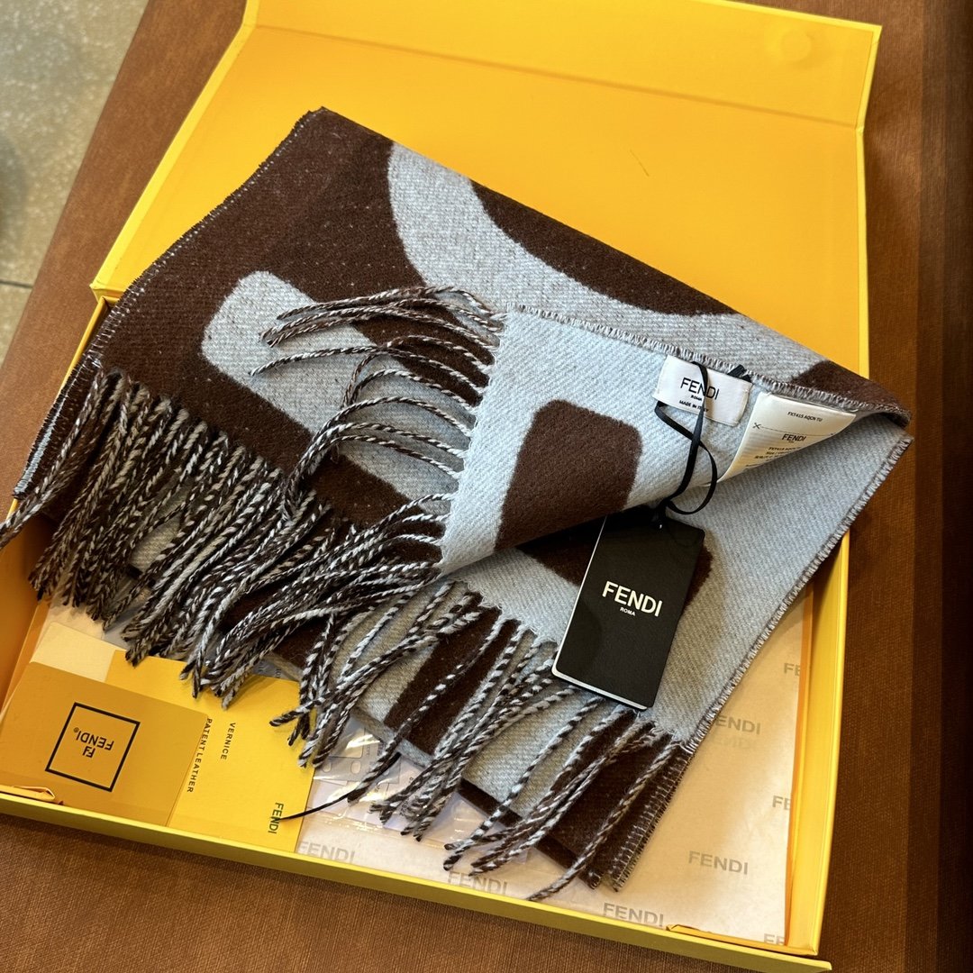 Fendi23年最新款拼色围巾男女同款FD一年也就出几款都是出口订单所以比较难遇这款fendi字母围巾延