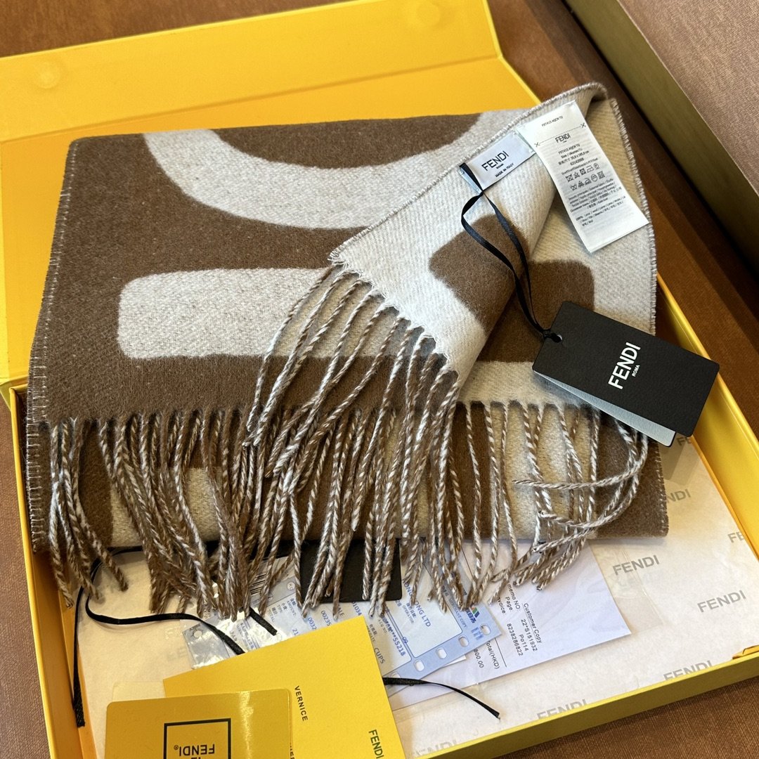 Fendi23年最新款拼色围巾男女同款FD一年也就出几款都是出口订单所以比较难遇这款fendi字母围巾延