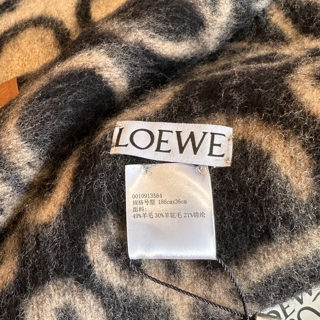 罗意威Loewe超美奶茶风新款羊驼毛Anagram围巾超级推荐入手！质感好货！罗意威主打的羊驼毛围巾据说