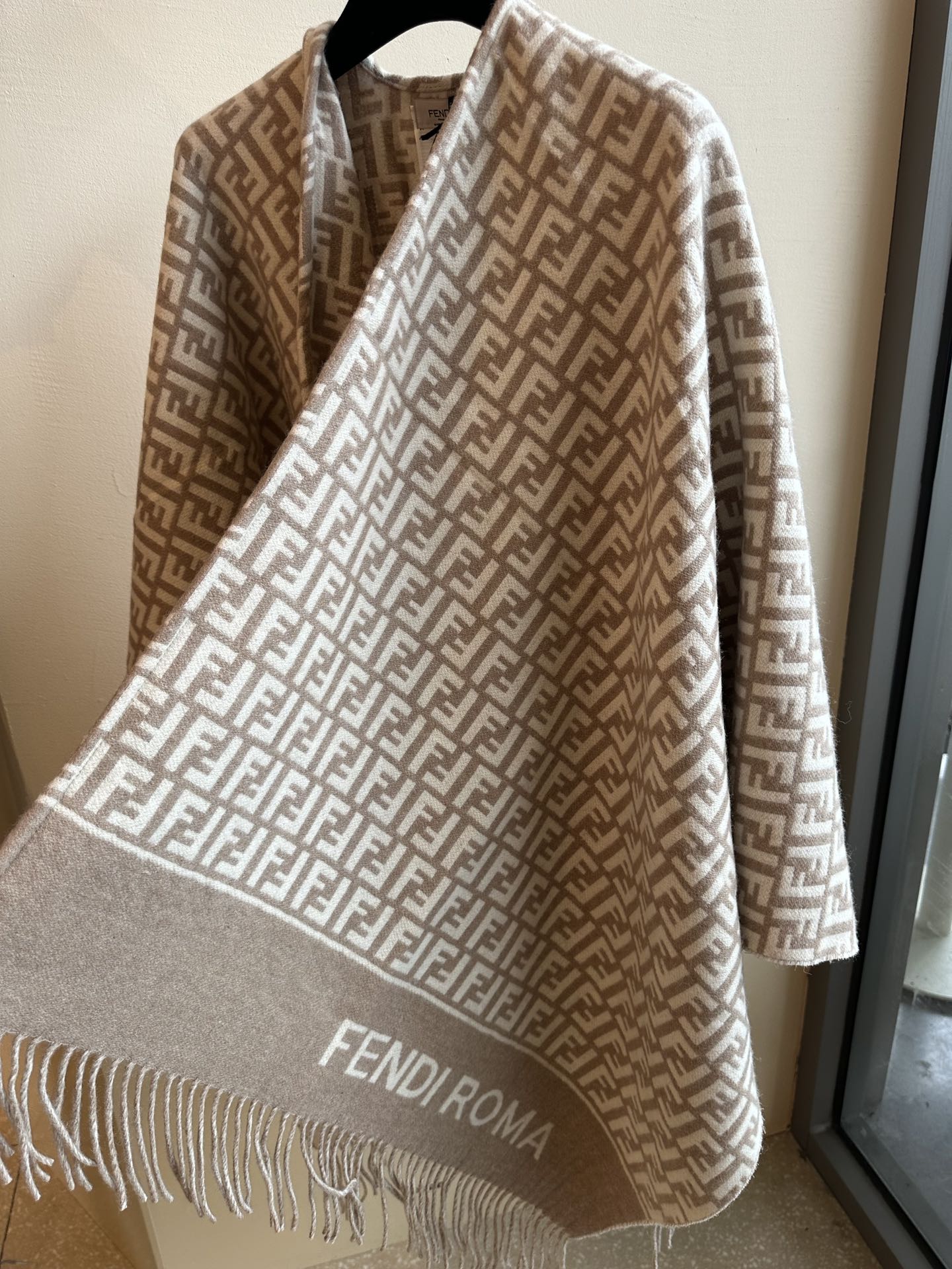 Fendi 同步 Fendi限量款斗篷披肩重磅 纯羊绒打造 此款FF披风是Fendi芬迪秋冬限量新款 有连帽的设计
