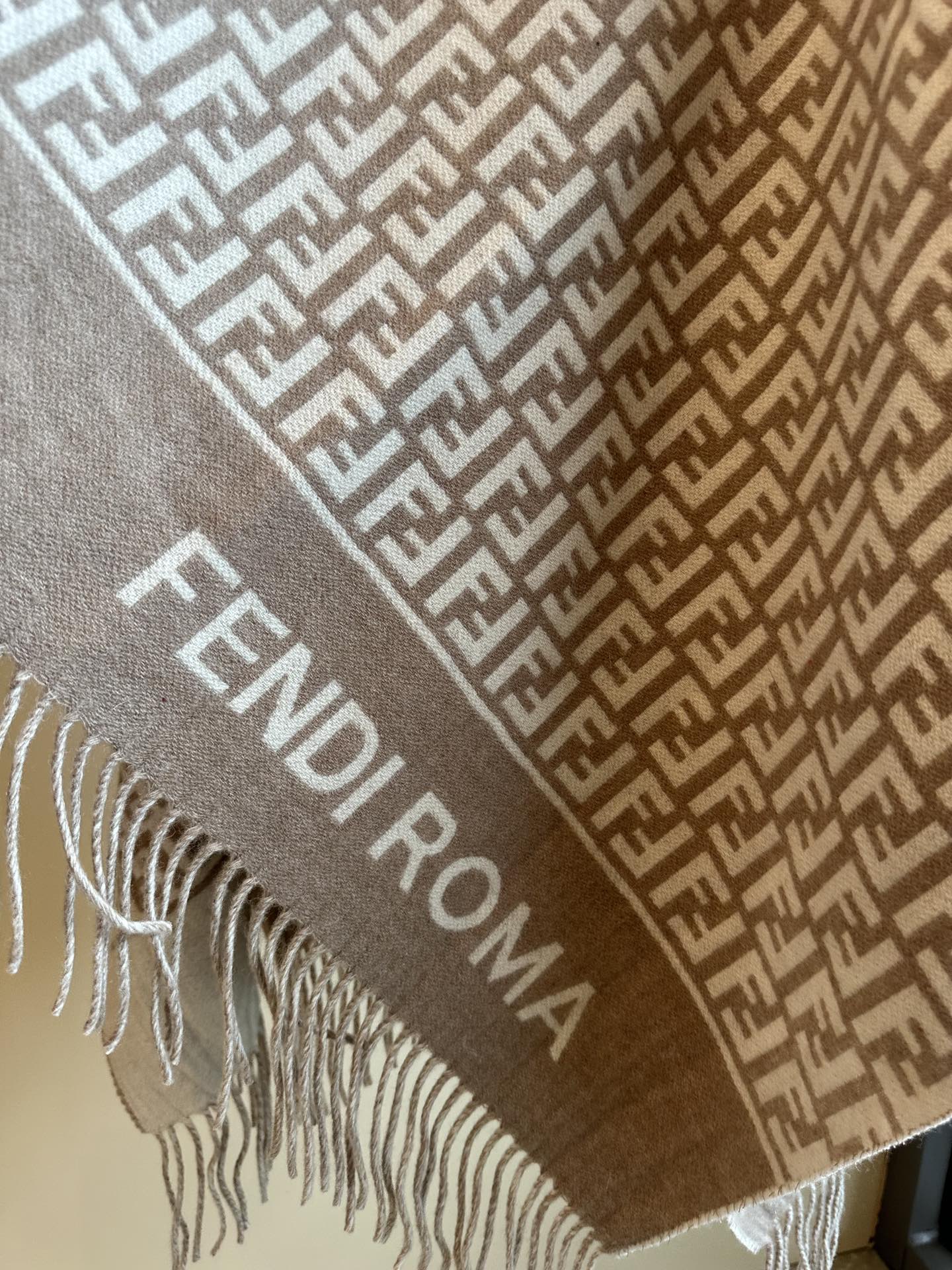 Fendi 同步 Fendi限量款斗篷披肩重磅 纯羊绒打造 此款FF披风是Fendi芬迪秋冬限量新款 有连帽的设计