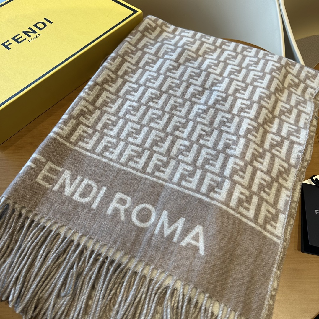 Fendi 同步 Fendi限量款斗篷披肩重磅 纯羊绒打造 此款FF披风是Fendi芬迪秋冬限量新款 有连帽的设计
