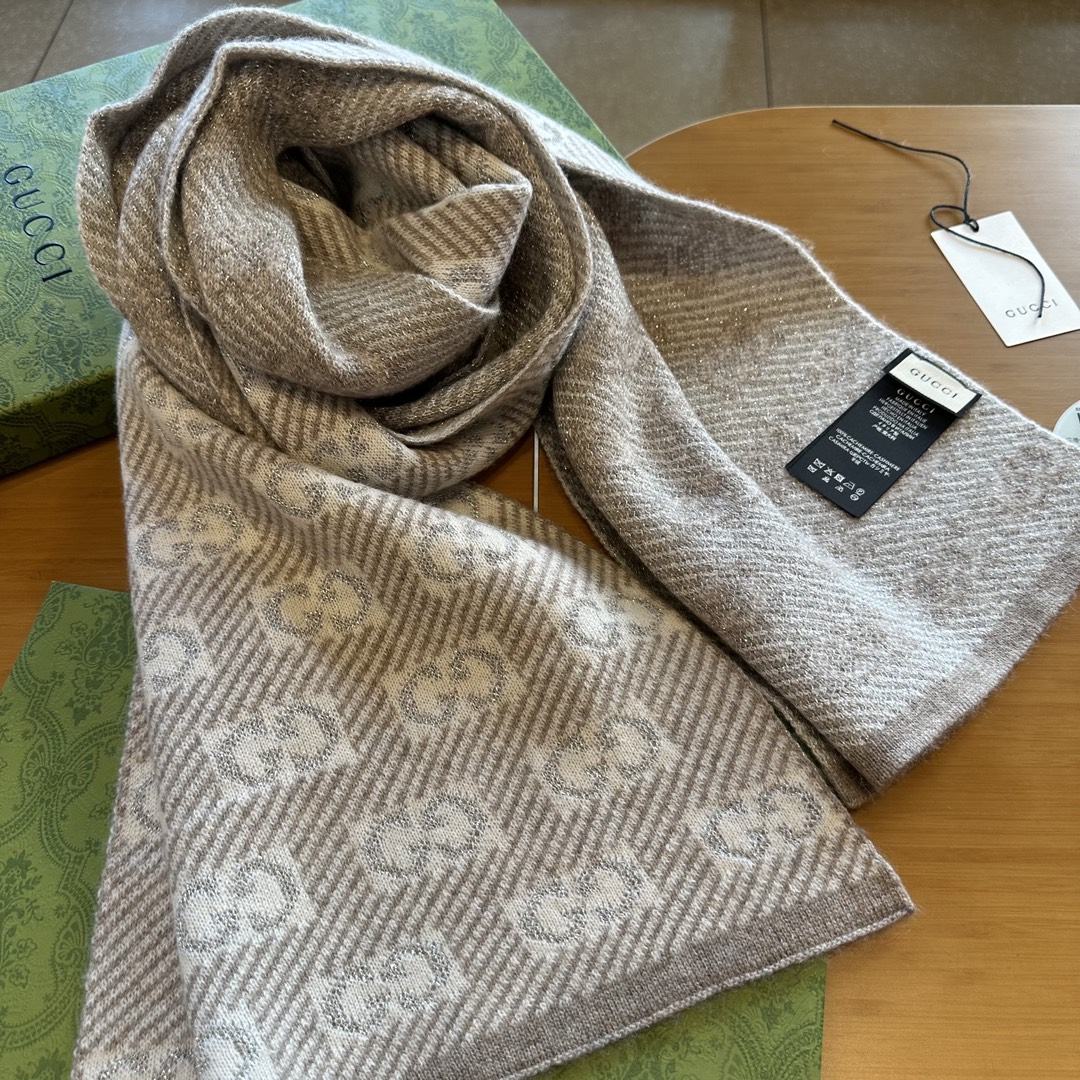 这几年的Gucci围巾特别的新推出的羊毛长巾,也是运用标准性双G字母交织图案,彰显经典品味Gucci在2