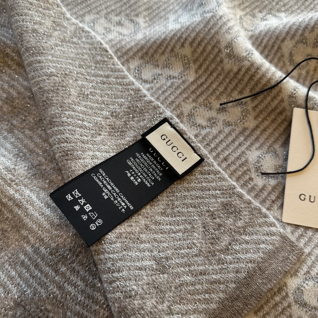 这几年的Gucci围巾特别的新推出的羊毛长巾,也是运用标准性双G字母交织图案,彰显经典品味Gucci在2
