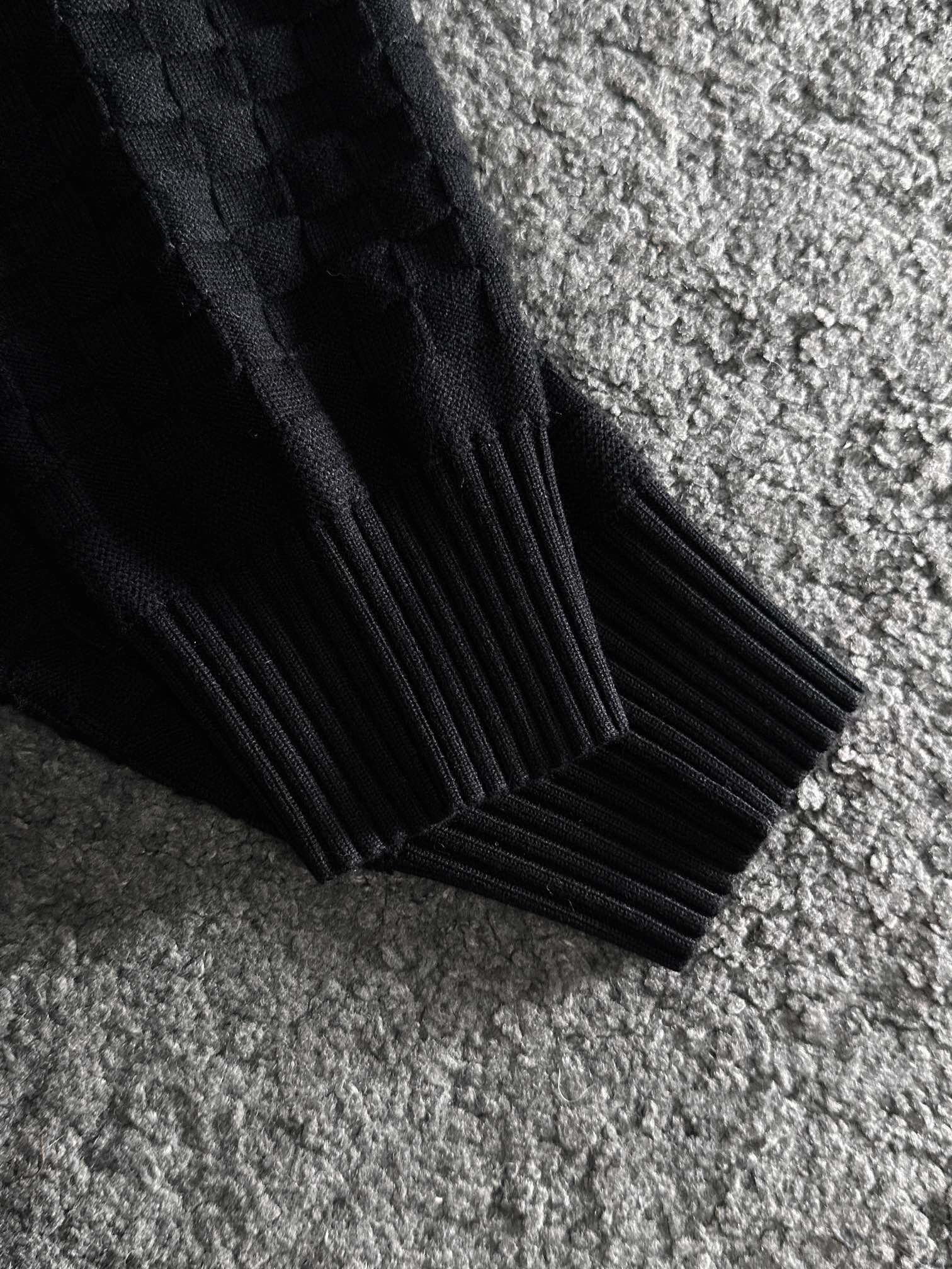  1V 爆款秋冬新款翻领假两件羊毛衫，配色标识条纹工艺设计！钩织标识条纹修饰，设计经典配色钩织设计！此款