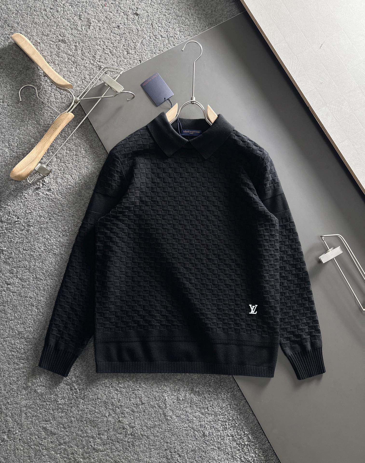  1V 爆款秋冬新款翻领假两件羊毛衫，配色标识条纹工艺设计！钩织标识条纹修饰，设计经典配色钩织设计！此款