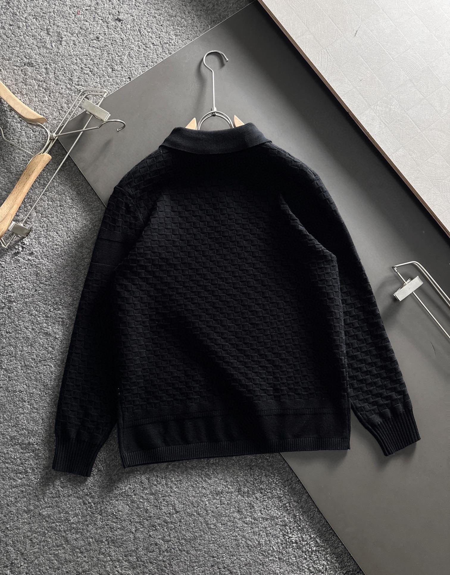  1V 爆款秋冬新款翻领假两件羊毛衫，配色标识条纹工艺设计！钩织标识条纹修饰，设计经典配色钩织设计！此款