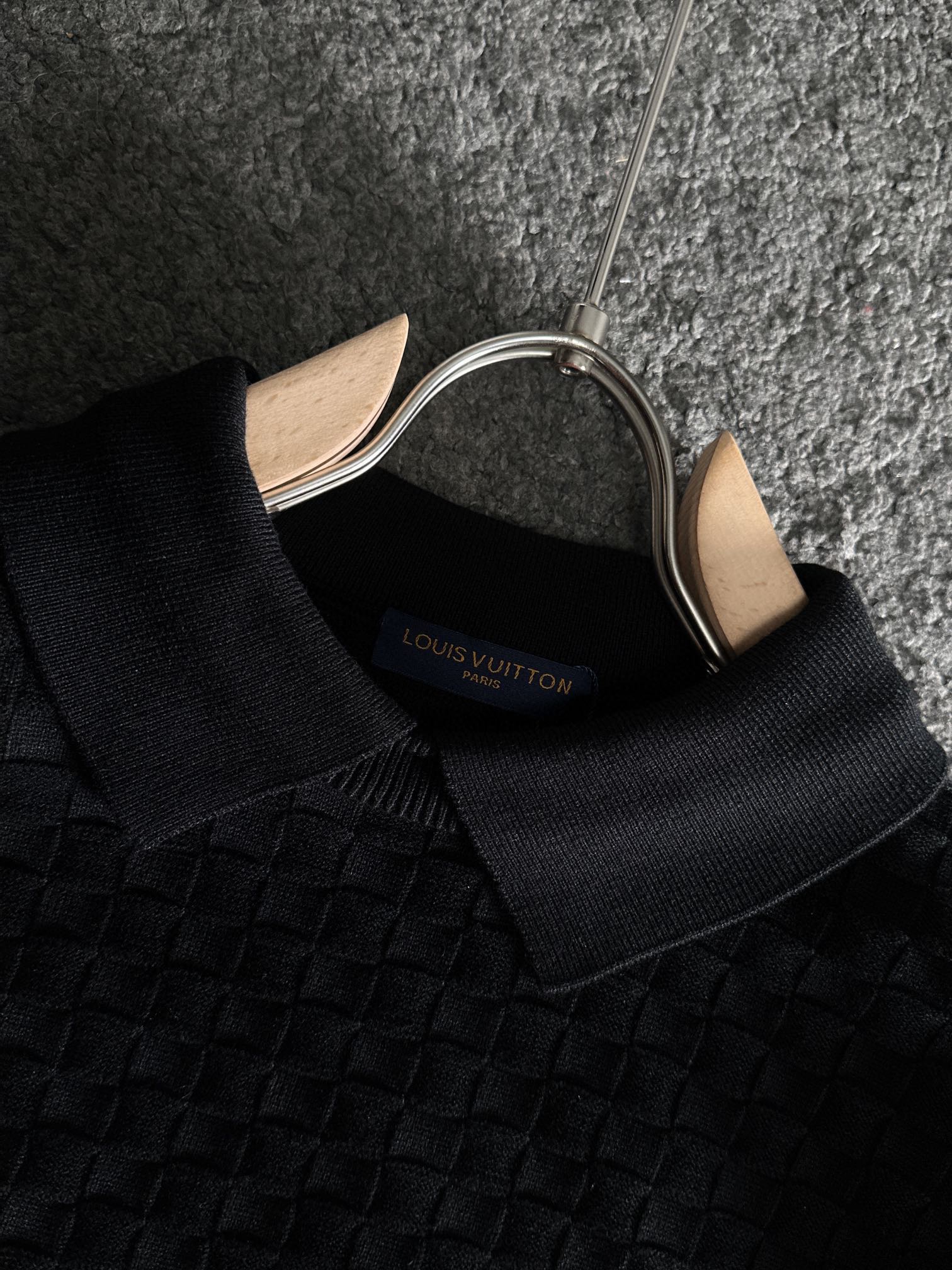  1V 爆款秋冬新款翻领假两件羊毛衫，配色标识条纹工艺设计！钩织标识条纹修饰，设计经典配色钩织设计！此款