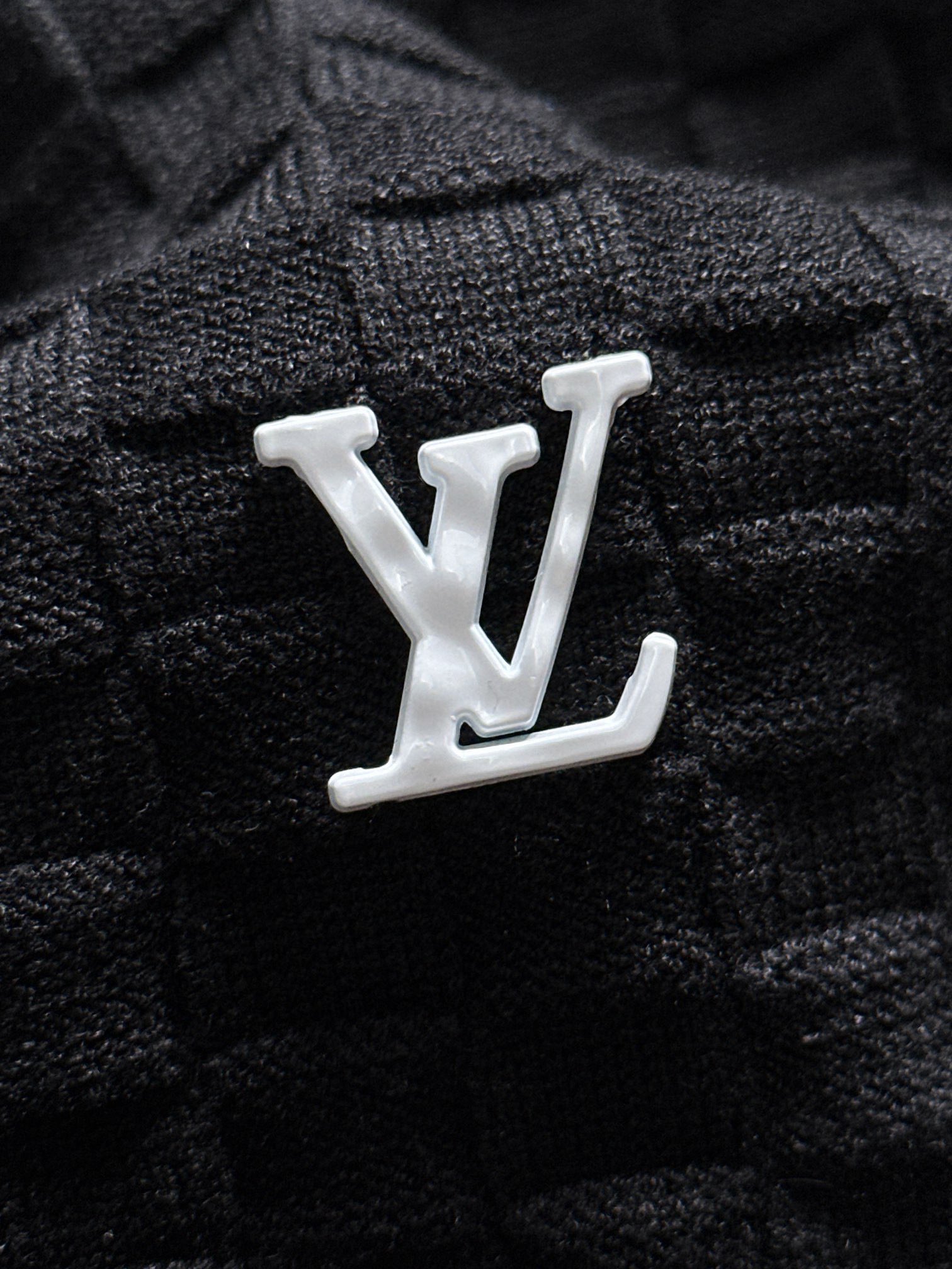  1V 爆款秋冬新款翻领假两件羊毛衫，配色标识条纹工艺设计！钩织标识条纹修饰，设计经典配色钩织设计！此款