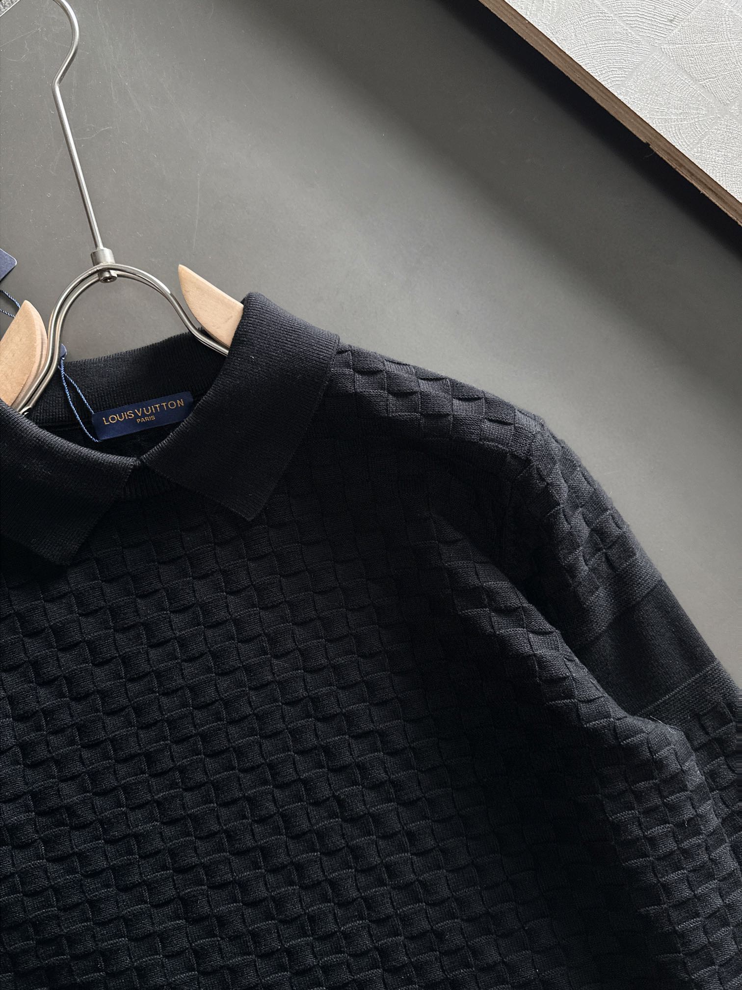  1V 爆款秋冬新款翻领假两件羊毛衫，配色标识条纹工艺设计！钩织标识条纹修饰，设计经典配色钩织设计！此款