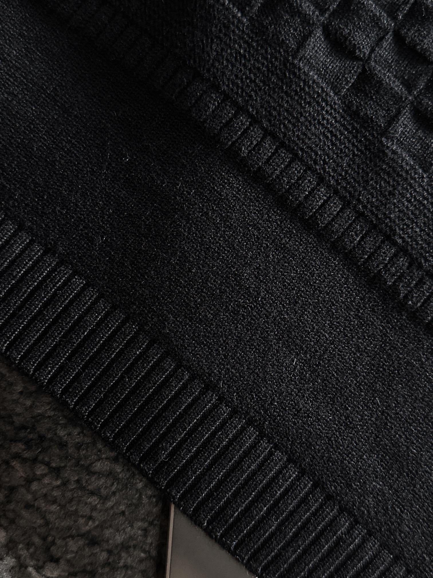  1V 爆款秋冬新款翻领假两件羊毛衫，配色标识条纹工艺设计！钩织标识条纹修饰，设计经典配色钩织设计！此款