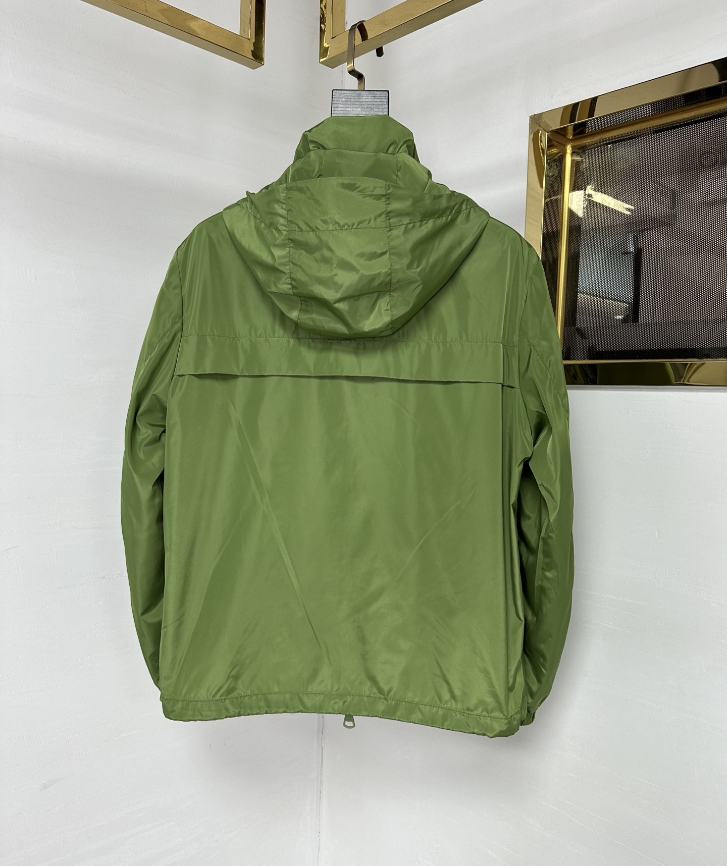 BBR 2025SS新款夹克外套。连帽设计，时尚帅气。采用定制尼龙面料，防风防雨一透气，抗皱有型，软糯