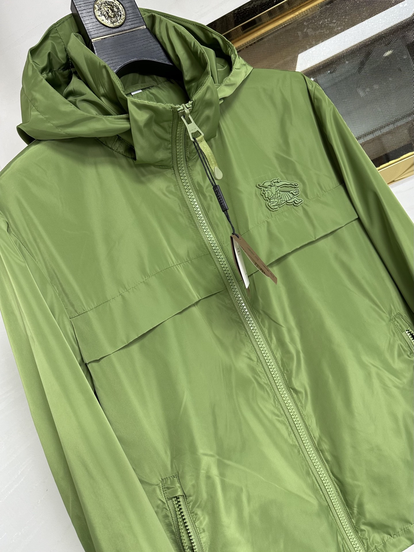  BBR 2025SS新款夹克外套。连帽设计，时尚帅气。采用定制尼龙面料，防风防雨一透气，抗皱有型，软糯