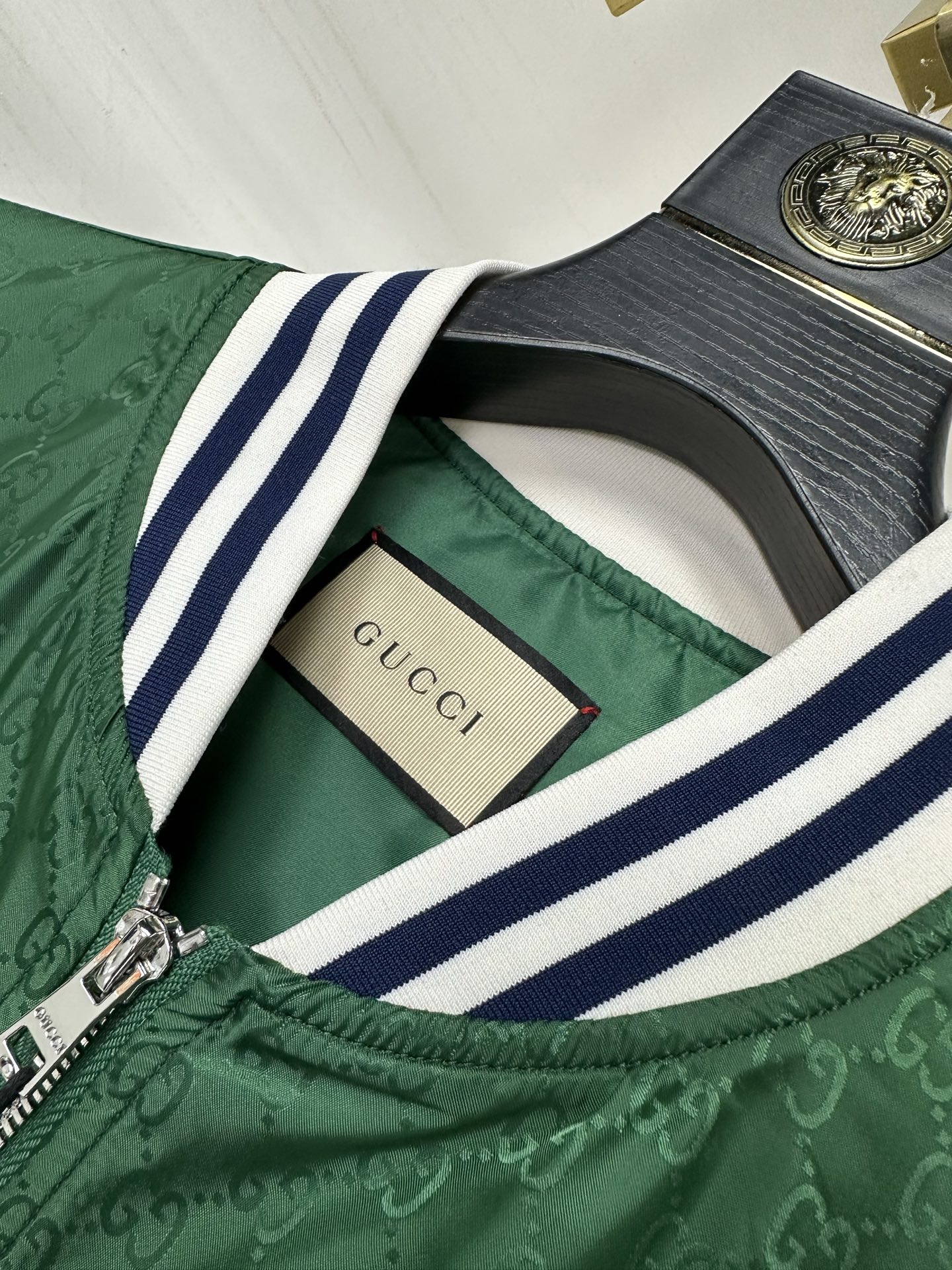 “Custom Baseball Suit with Metal Zipper and Corroded Stripes, Leisure Style” - 图片 5