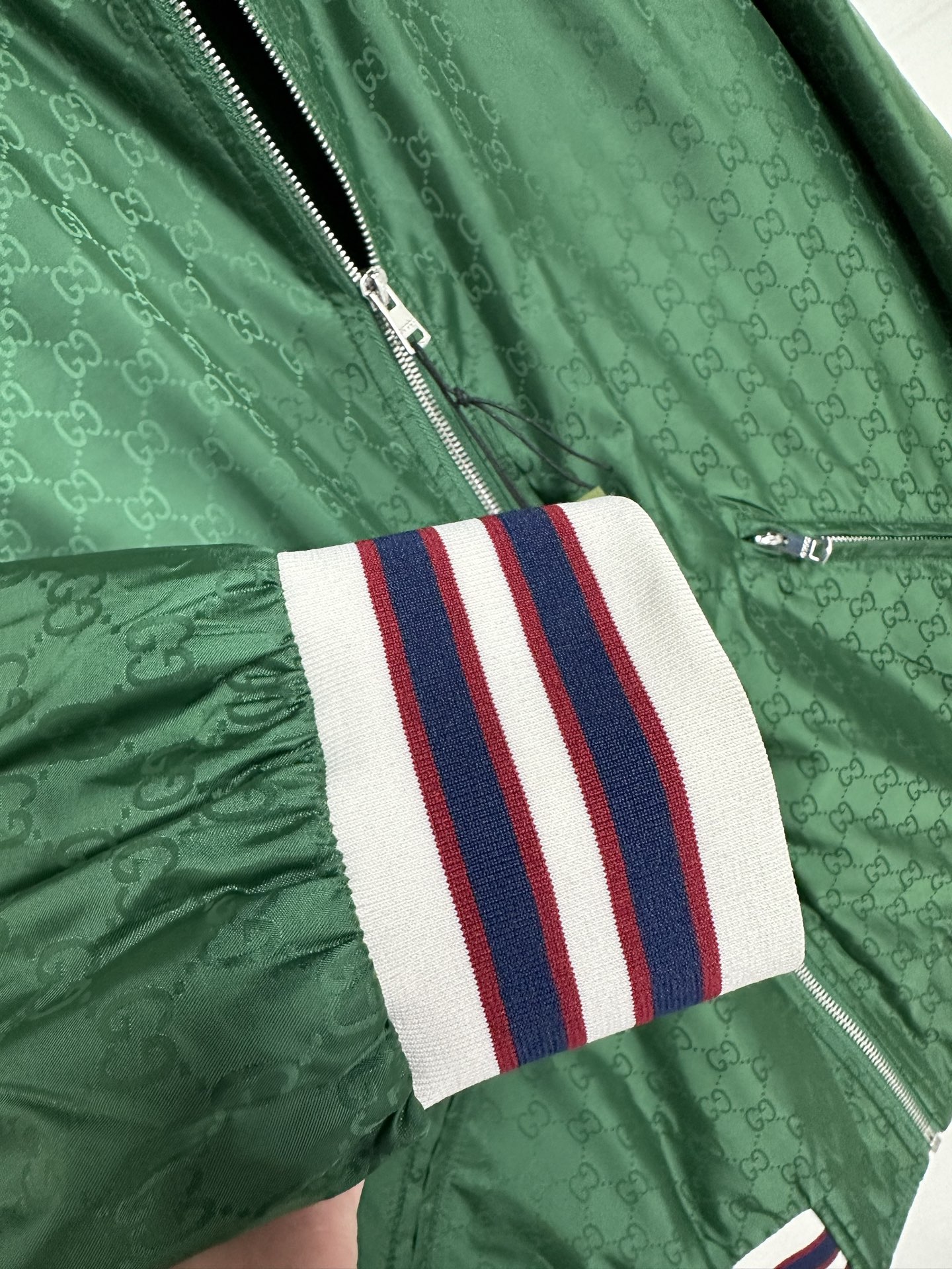 “Custom Baseball Suit with Metal Zipper and Corroded Stripes, Leisure Style” - 图片 7