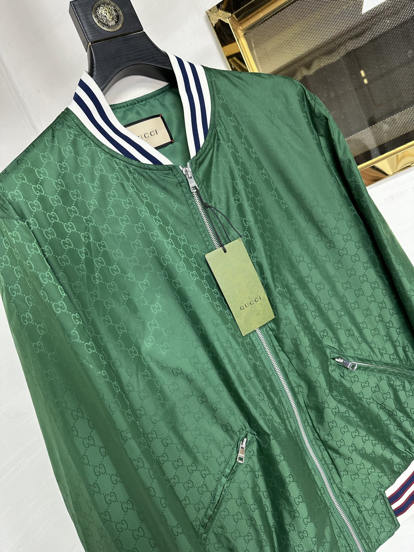 “Custom Baseball Suit with Metal Zipper and Corroded Stripes, Leisure Style” - 图片 4