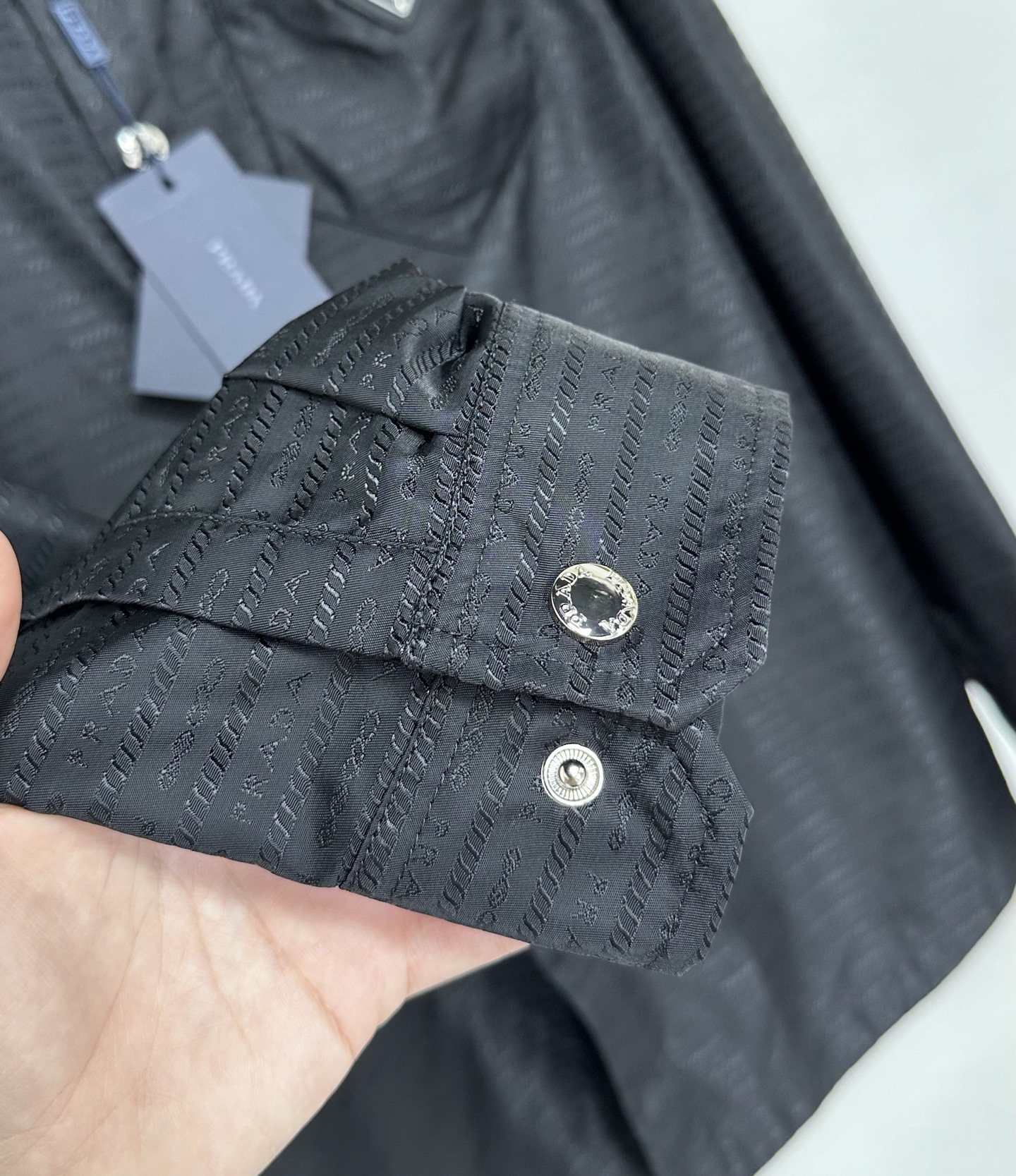 Regenerative Nylon Triangular Flower Jacket with Metal Logo, Modern Style. - 图片 7