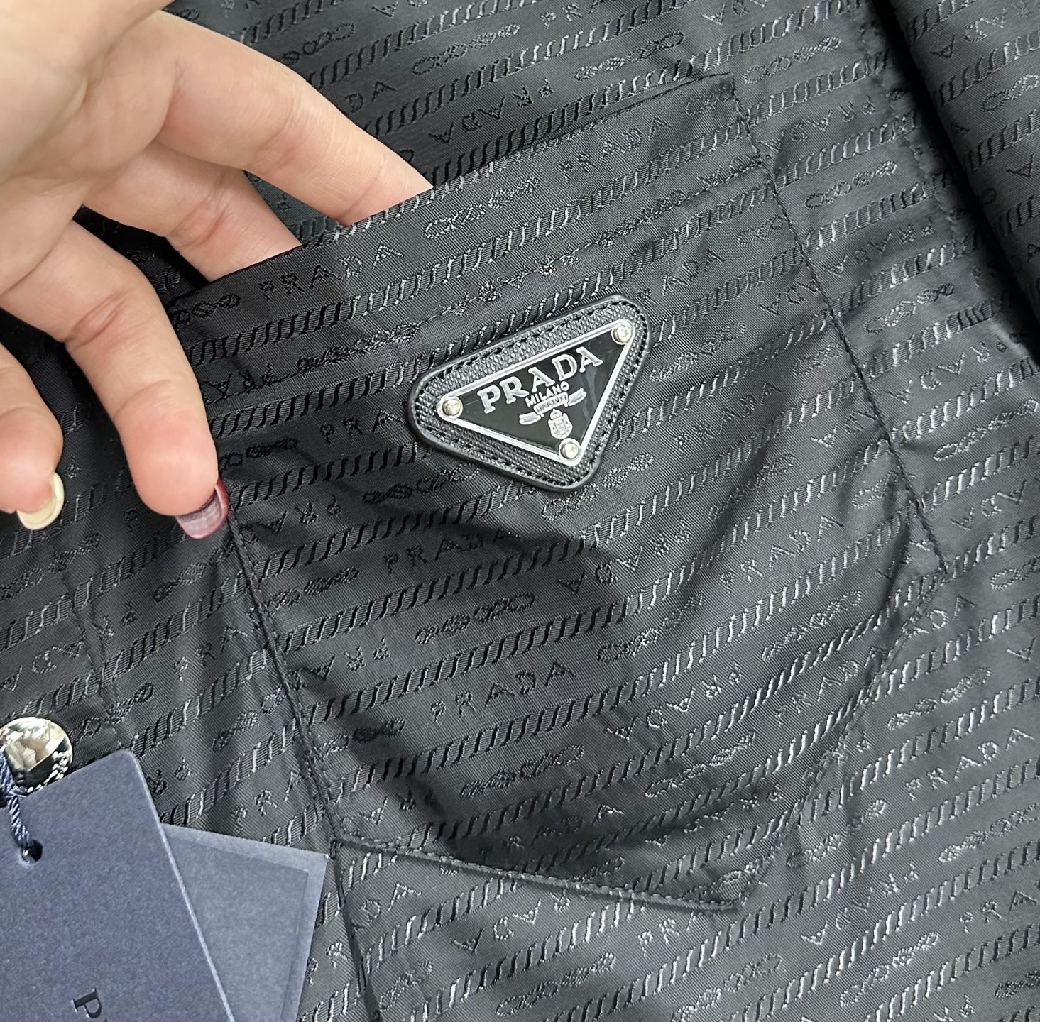 Regenerative Nylon Triangular Flower Jacket with Metal Logo, Modern Style. - 图片 6