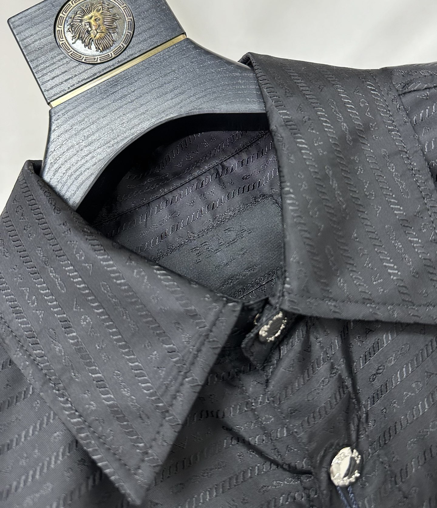 Regenerative Nylon Triangular Flower Jacket with Metal Logo, Modern Style. - 图片 4