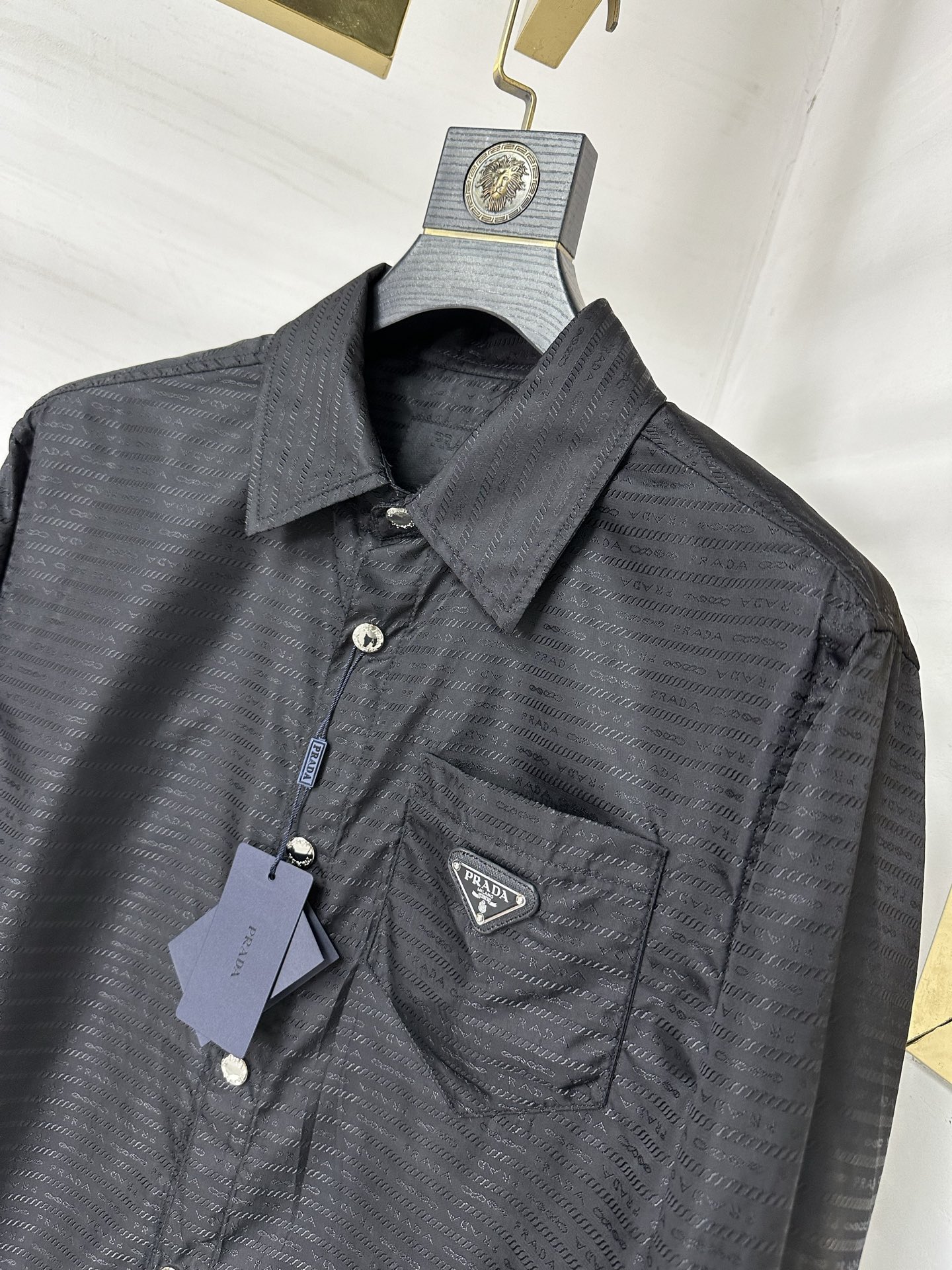 Regenerative Nylon Triangular Flower Jacket with Metal Logo, Modern Style. - 图片 3