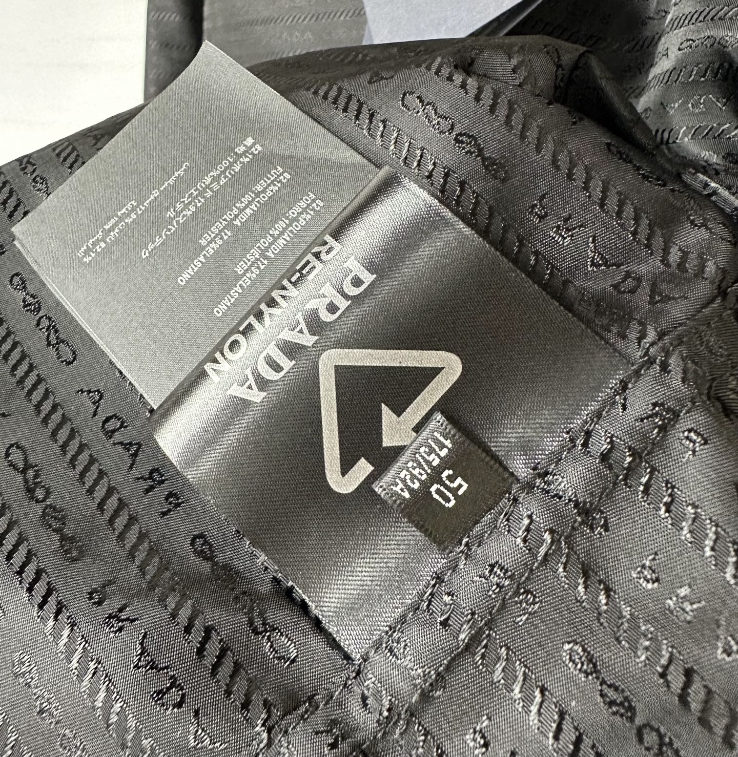 Regenerative Nylon Triangular Flower Jacket with Metal Logo, Modern Style. - 图片 8