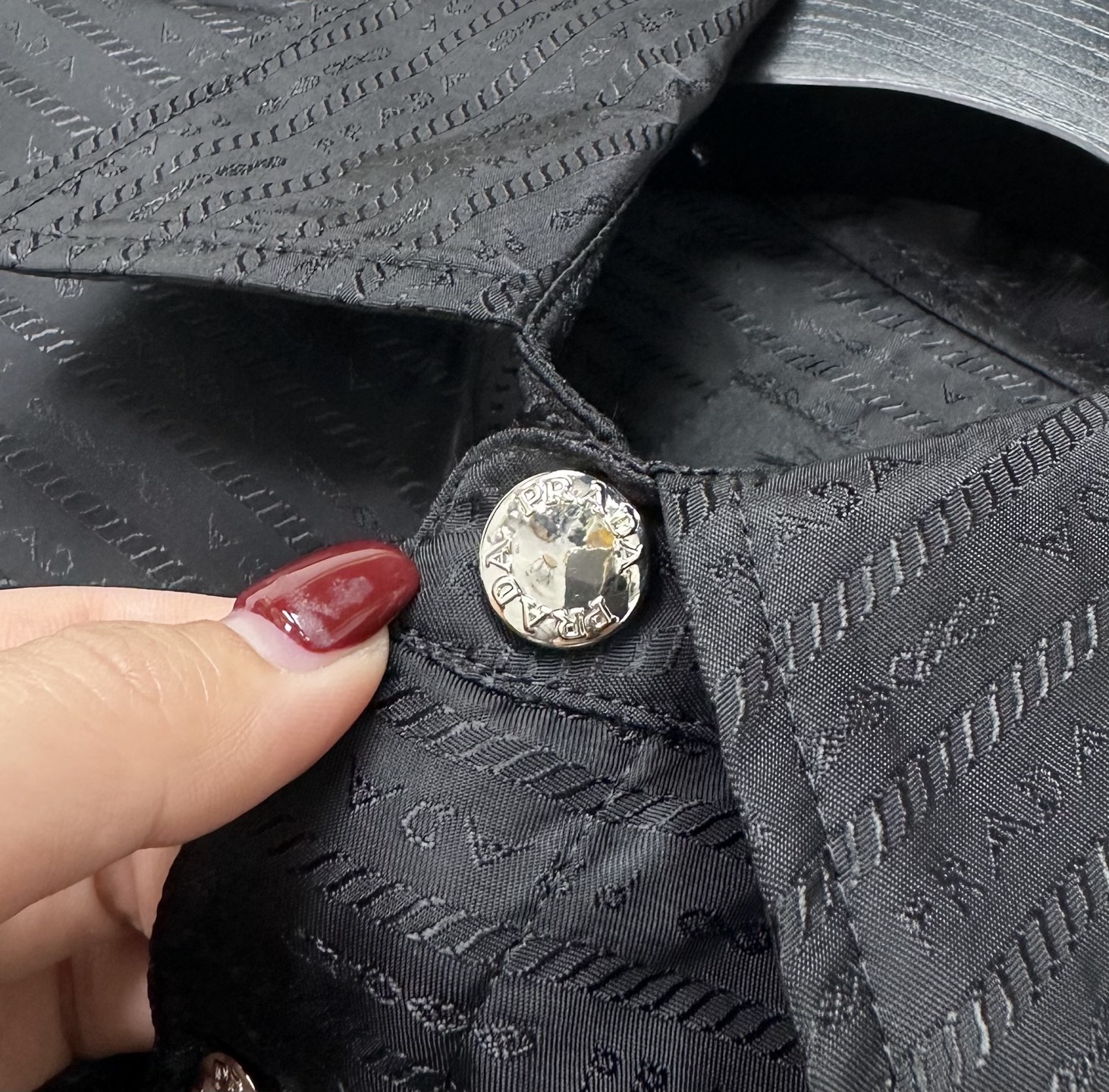 Regenerative Nylon Triangular Flower Jacket with Metal Logo, Modern Style. - 图片 5