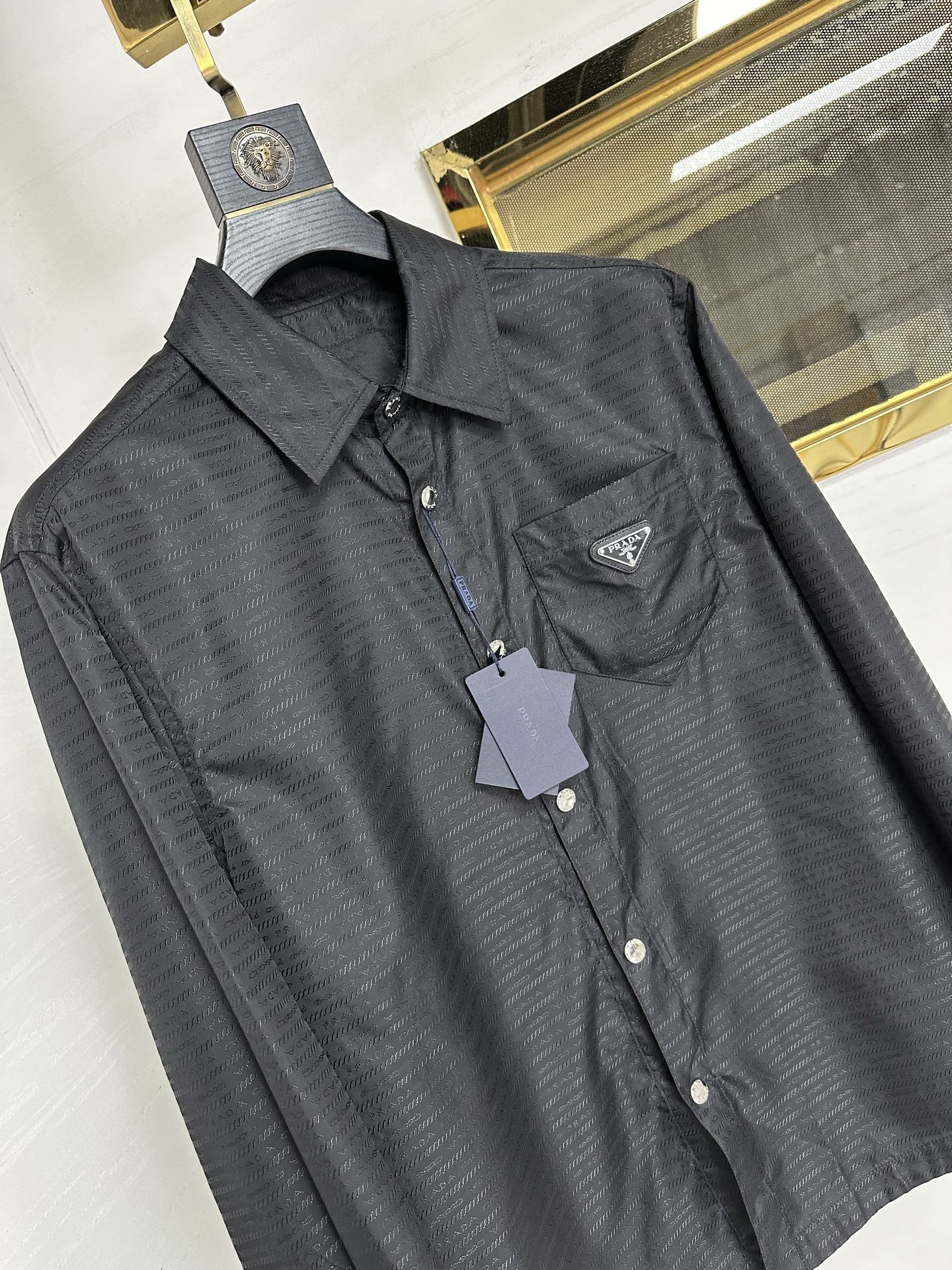 Regenerative Nylon Triangular Flower Jacket with Metal Logo, Modern Style. - 图片 2