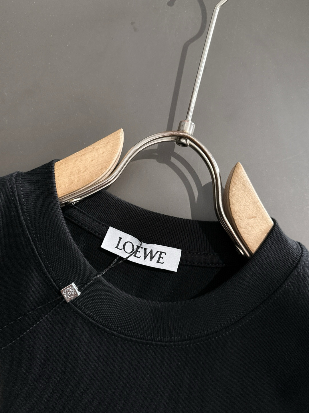 LOW 2025SS春夏最新款圆领时尚短袖T恤，官网同步，专柜纯棉面料！贴肤舒适，耐看又好穿，经典简约l