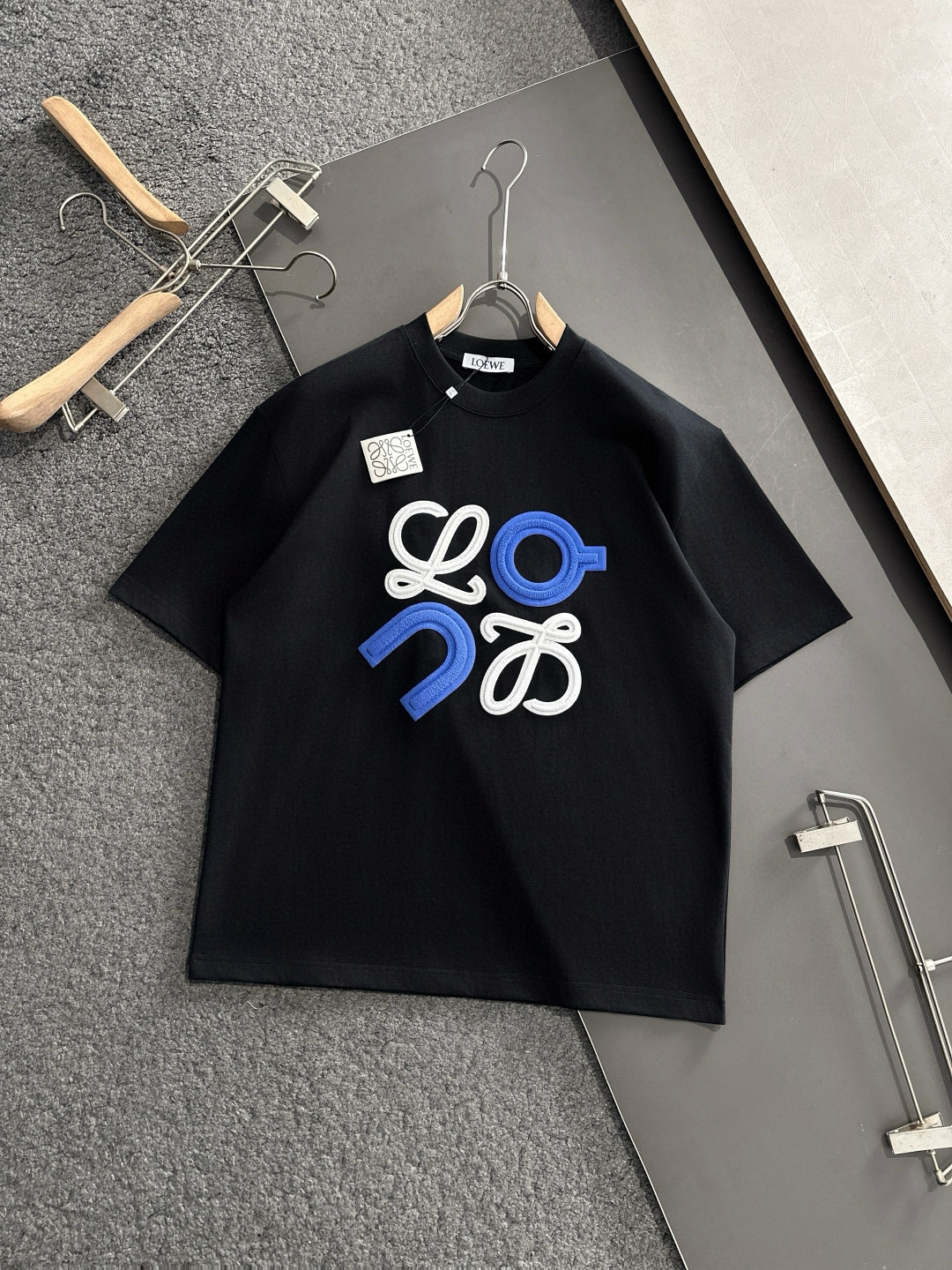 LOW 2025SS春夏最新款圆领时尚短袖T恤，官网同步，专柜纯棉面料！贴肤舒适，耐看又好穿，经典简约l