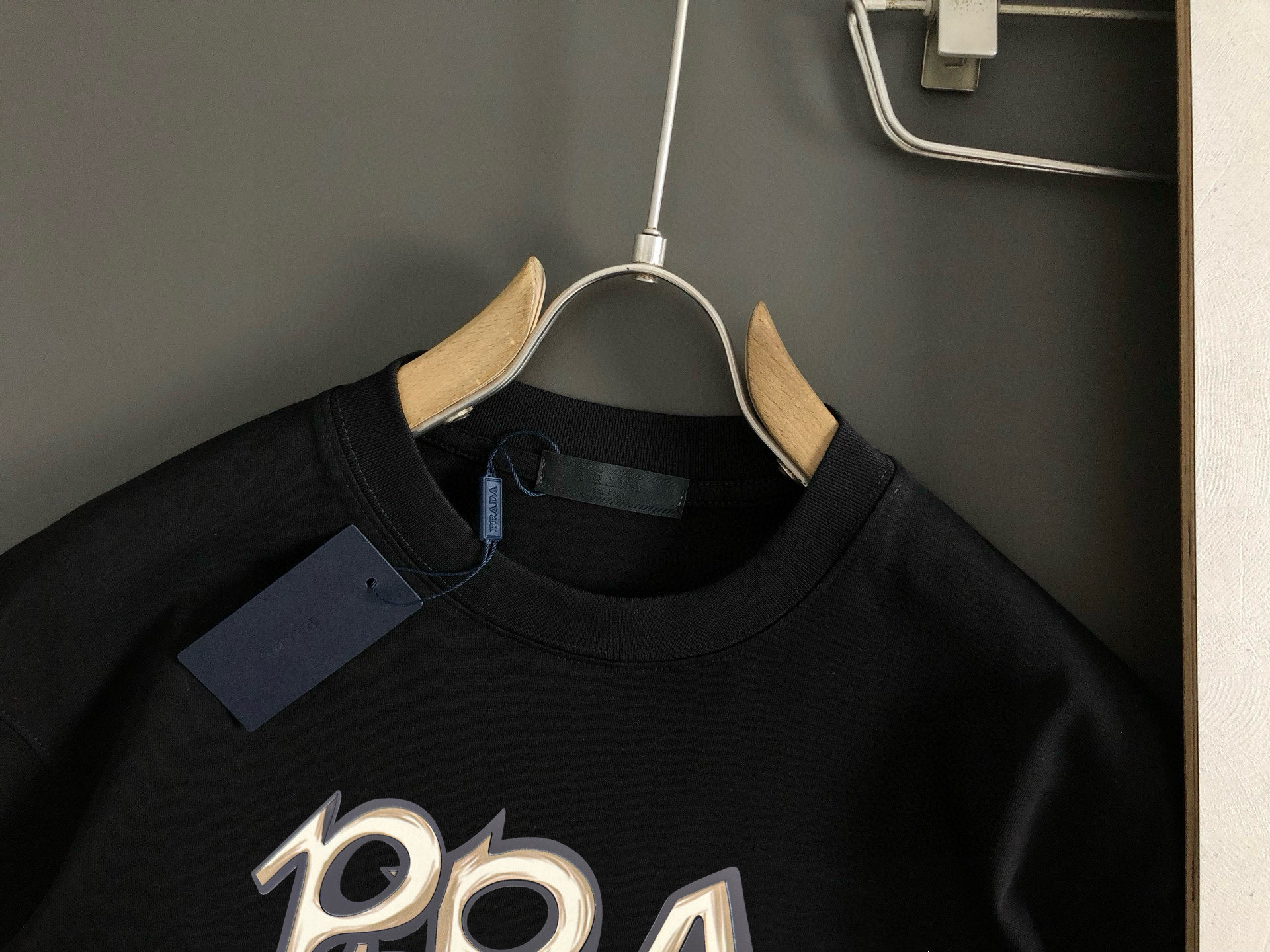  PRAD 2025春夏新款首发专柜最新款短袖圆领T恤 高端订制 设计前卫时尚！品牌logo重工艺设计 