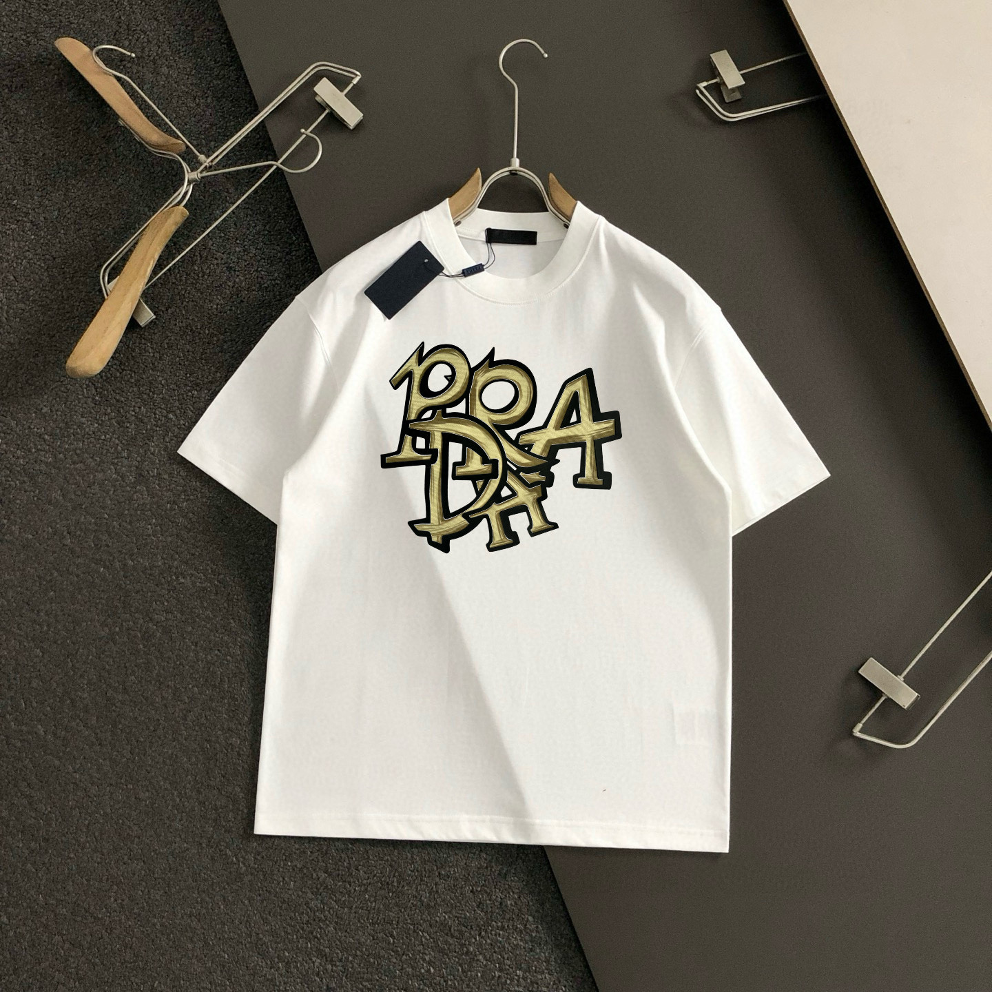  PRAD 2025春夏新款首发专柜最新款短袖圆领T恤 高端订制 设计前卫时尚！品牌logo重工艺设计 