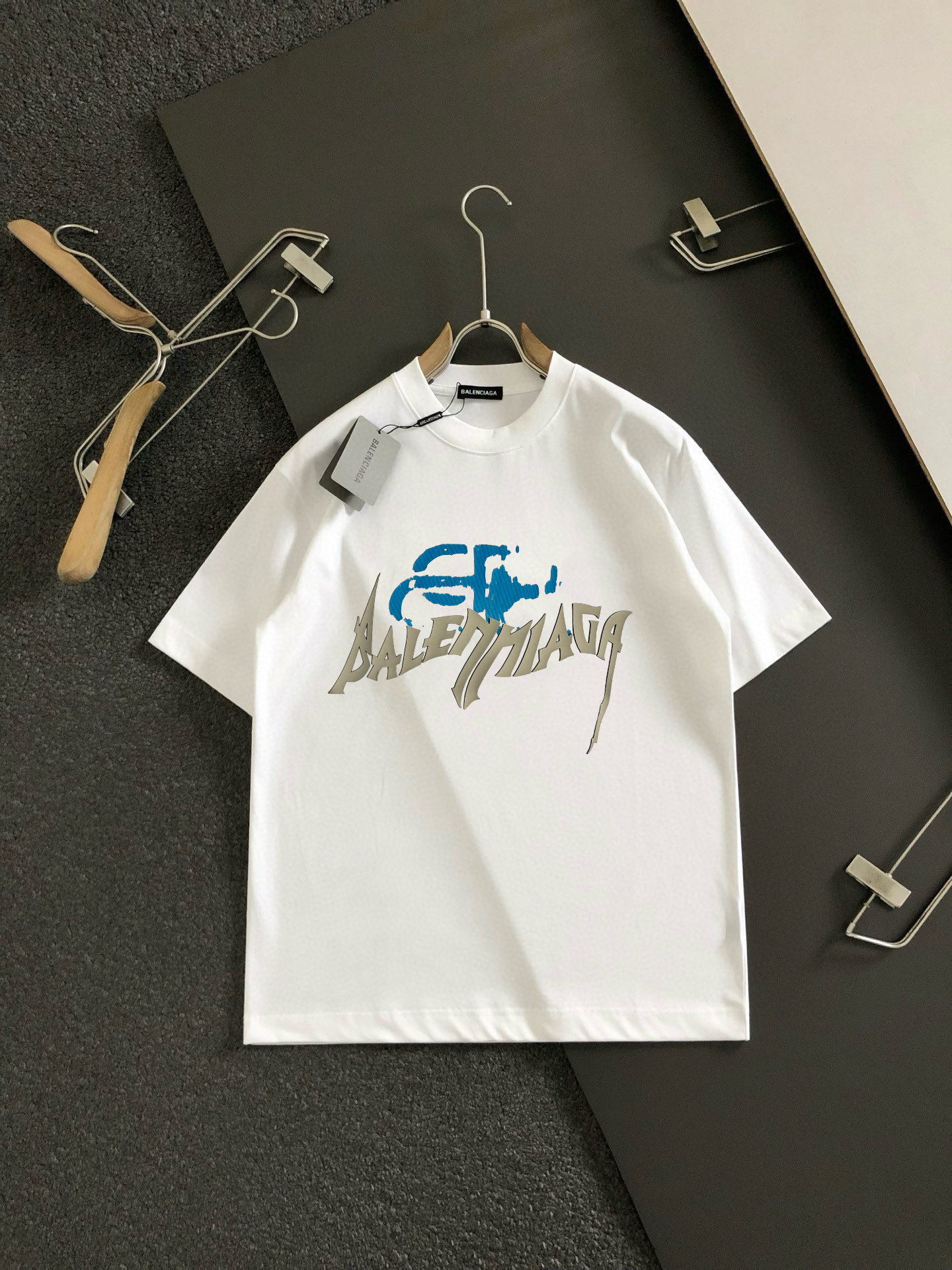  BAL 2025春夏新款首发专柜最新款短袖圆领T恤 高端订制 设计前卫时尚！品牌logo重工艺设计 高