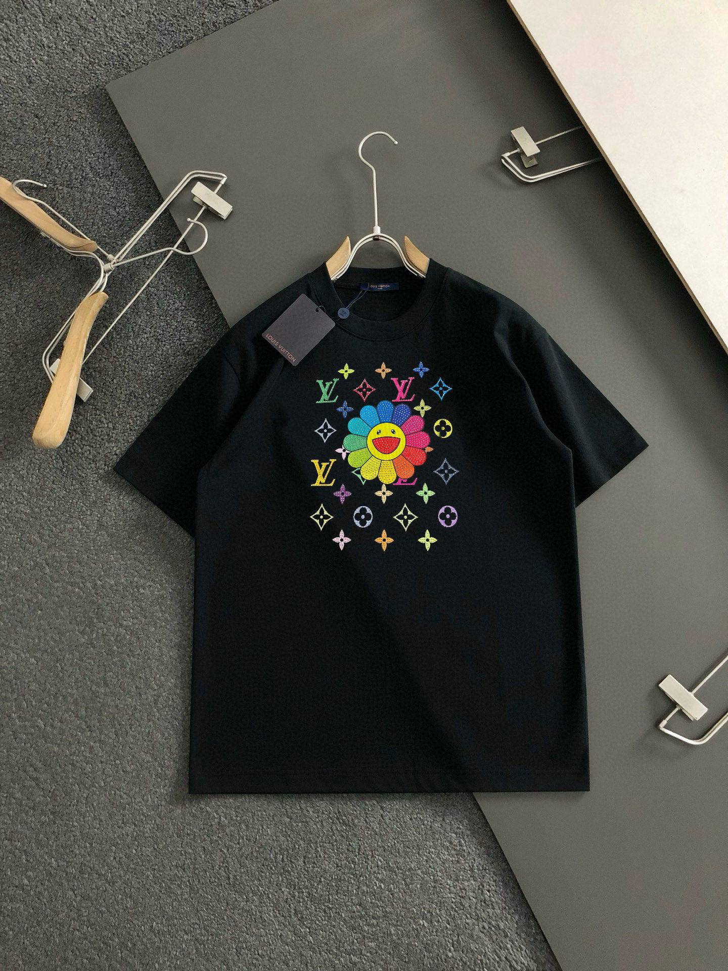  1V 2025春夏新款首发专柜最新款短袖圆领T恤 高端订制 设计前卫时尚！品牌logo重工艺设计 高端