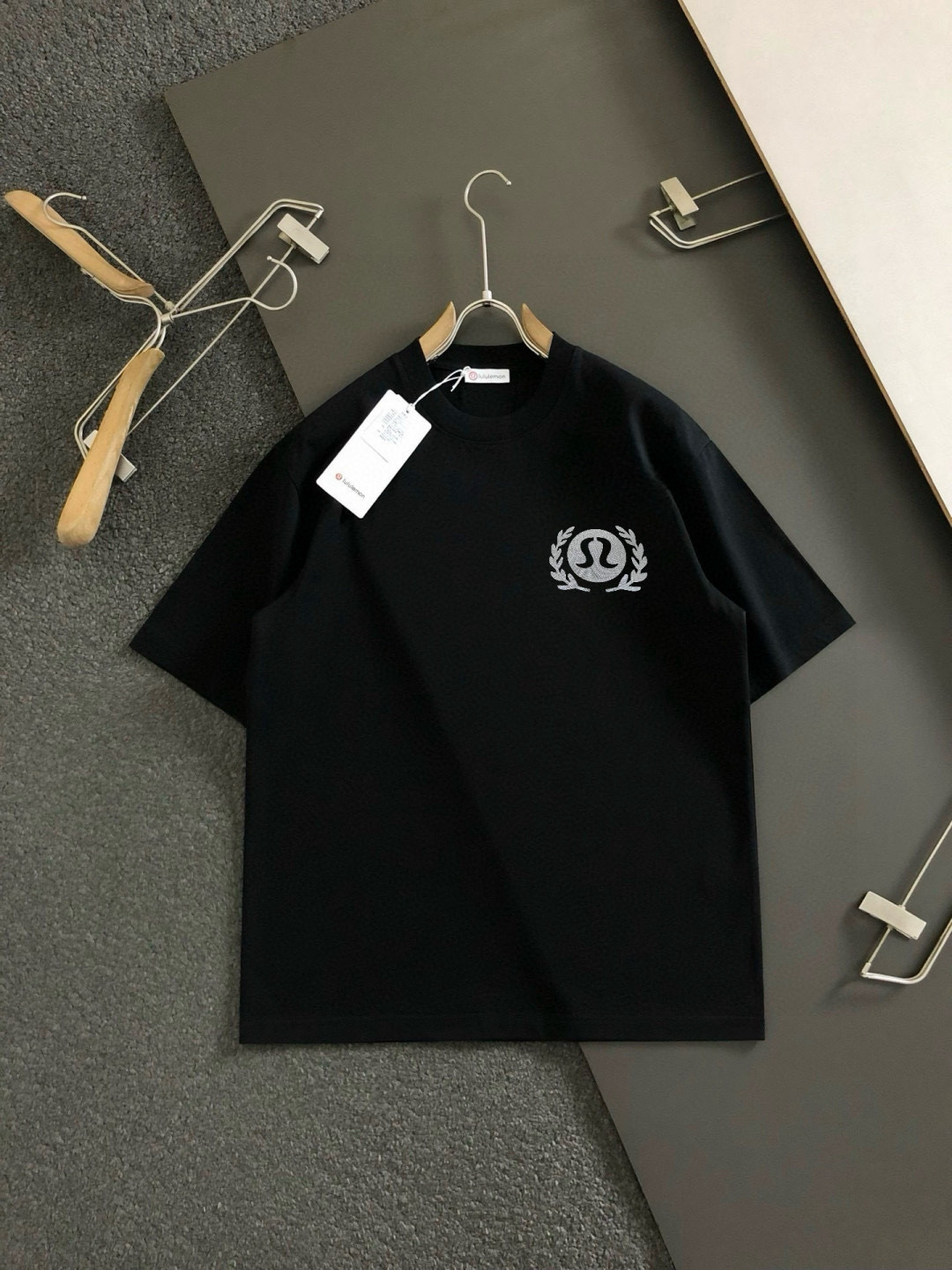 LULU 2025春夏新款首发专柜最新款短袖圆领T恤 高端订制 设计前卫时尚！品牌logo重工艺设计 
