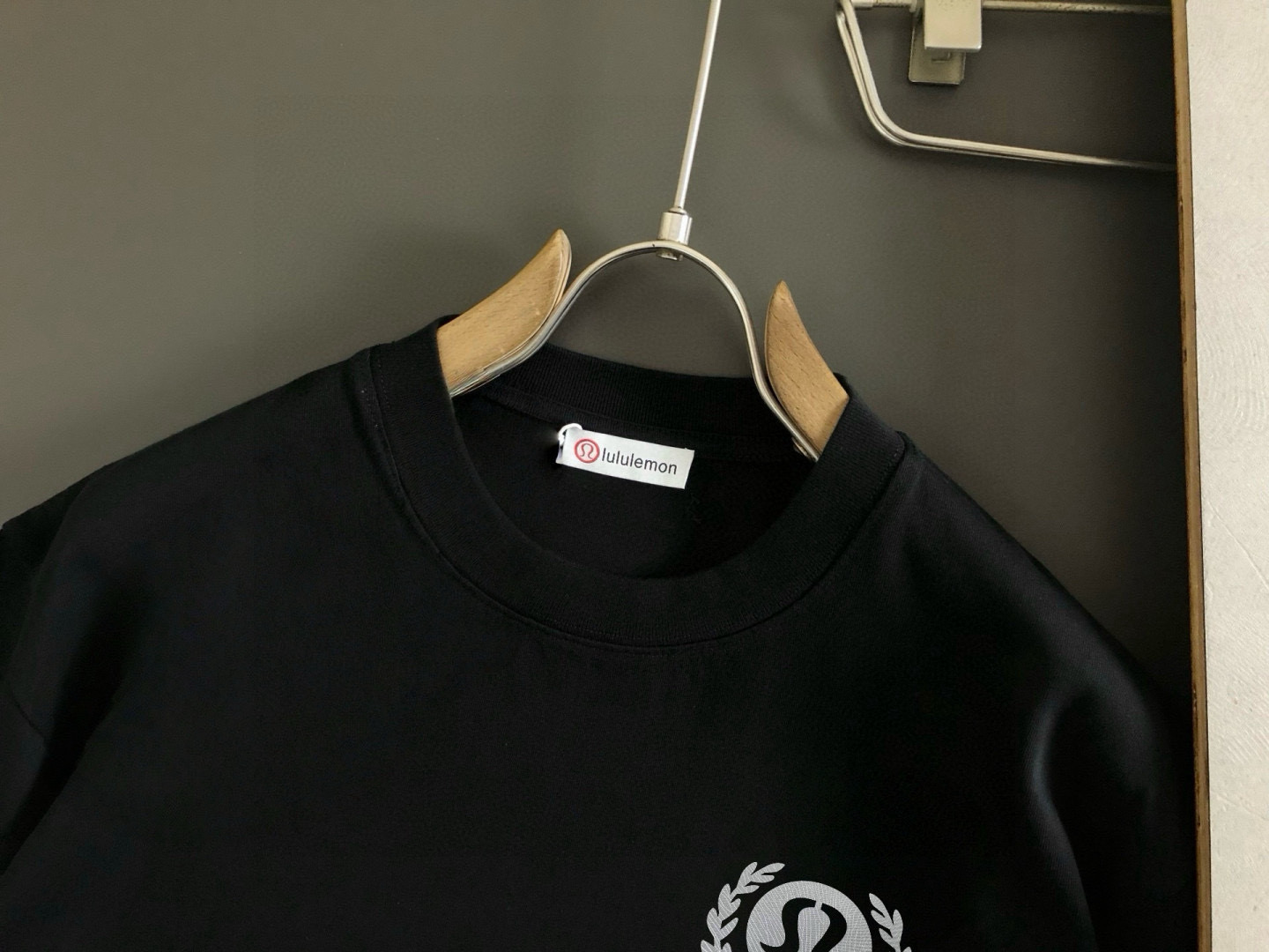  LULU 2025春夏新款首发专柜最新款短袖圆领T恤 高端订制 设计前卫时尚！品牌logo重工艺设计 