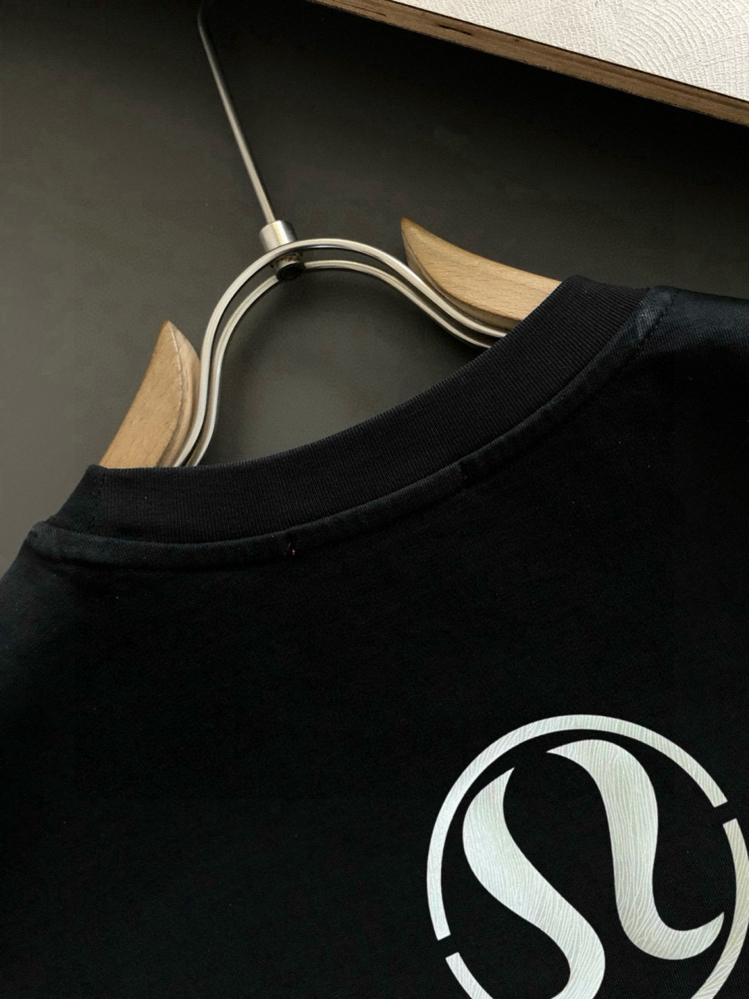  LULU 2025春夏新款首发专柜最新款短袖圆领T恤 高端订制 设计前卫时尚！品牌logo重工艺设计 