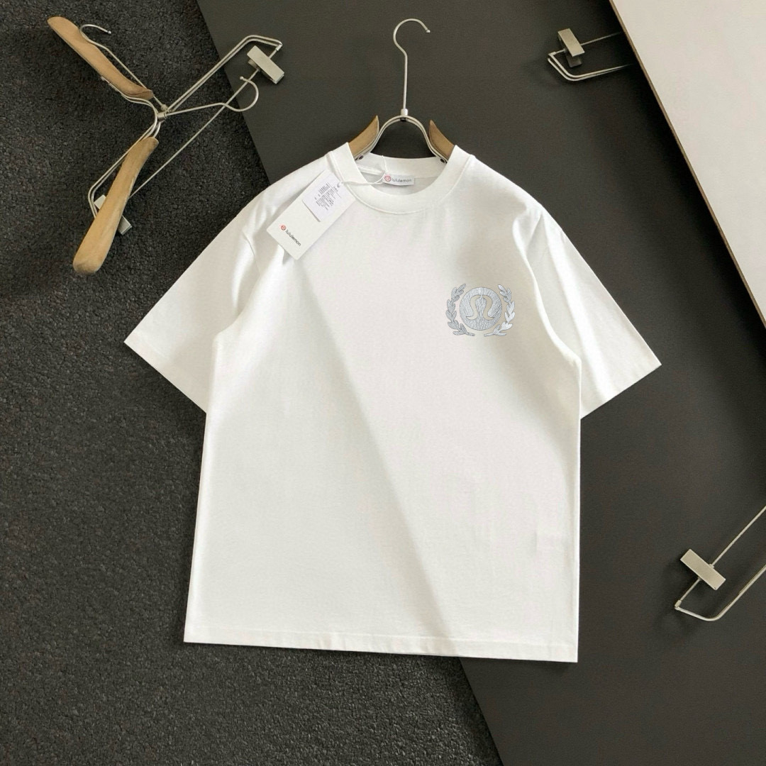  LULU 2025春夏新款首发专柜最新款短袖圆领T恤 高端订制 设计前卫时尚！品牌logo重工艺设计 