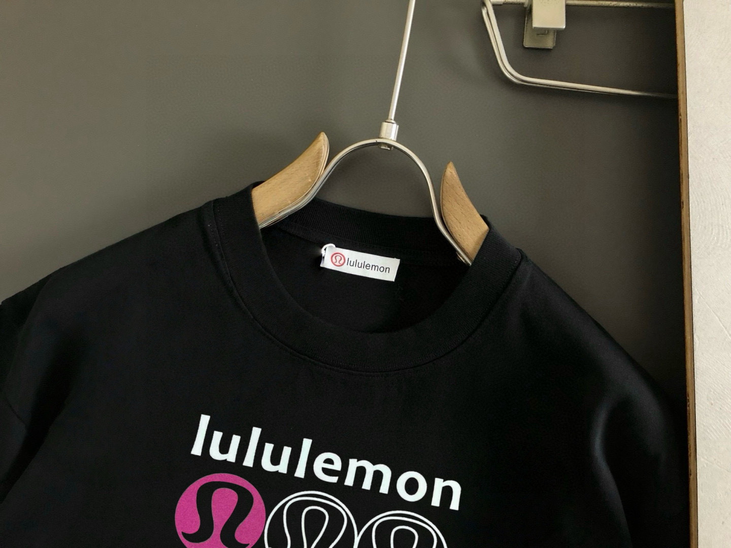  LULU 2025春夏新款首发专柜最新款短袖圆领T恤 高端订制 设计前卫时尚！品牌logo重工艺设计 