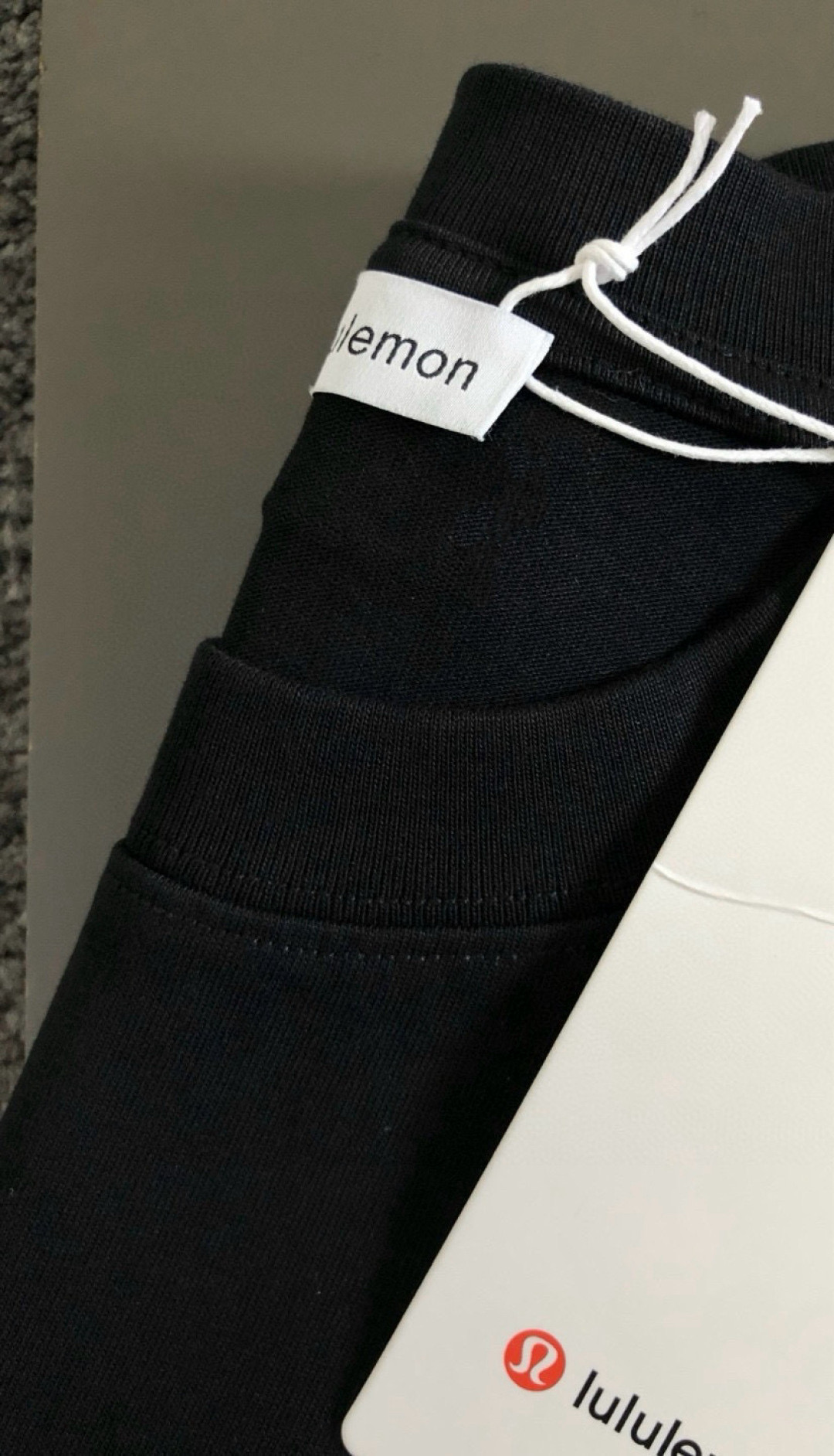  LULU 2025春夏新款首发专柜最新款短袖圆领T恤 高端订制 设计前卫时尚！品牌logo重工艺设计 