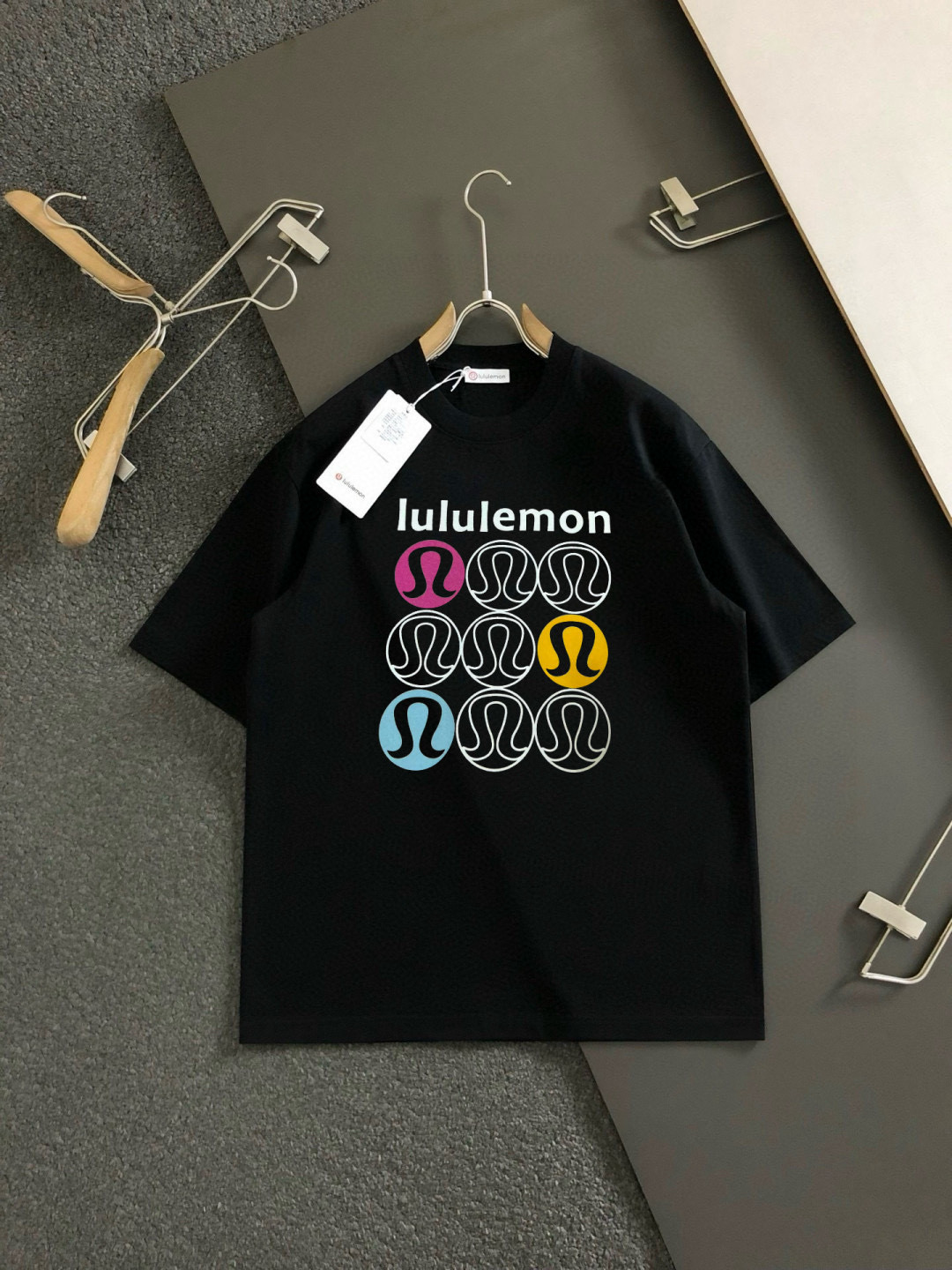 NO:431491,LULU's new spring and summer new style first-time counter latest short-sleeved round-neck T-shirt, high-end customization, avant-garde and fashionable design!  Brand logo emphasizes craftsmanship design, high-end customized fabric, soft feel, comfortable to wear, exquisite counter-level car lines, fine workmanship, and invincible and handsome upper body effect!  A must-have item for handsome men!  Code number M-3XL, T-shirt,tees,t-shirt,alexander wang19860909LULU 2025春夏新款首发专柜最新款短袖圆领T恤 高端订制 设计前卫时尚！品牌logo重工艺设计 高端定制面料.手感柔软.穿着舒适.专柜级别精致车线.做工精细.上身效果无敌帅气！型男必备单品！码数M-3XL,,T-shirt,tees，t-shirt,alexander wang,Men's clothing