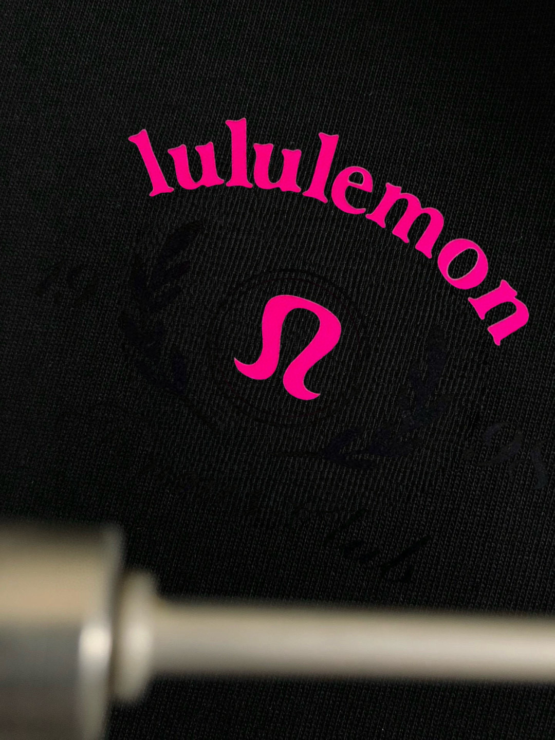  LULU 2025春夏新款首发专柜最新款短袖圆领T恤 高端订制 设计前卫时尚！品牌logo重工艺设计 