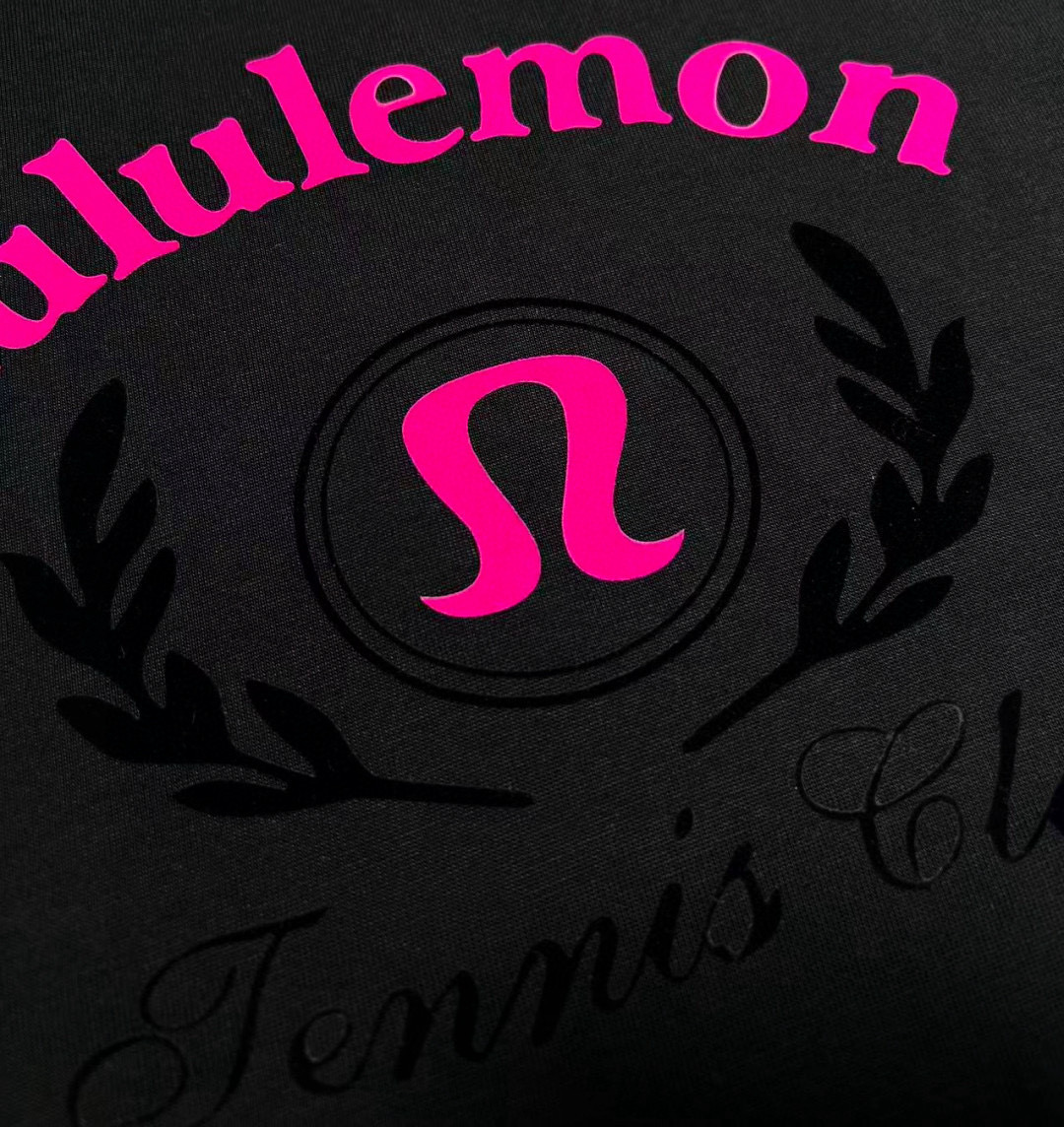  LULU 2025春夏新款首发专柜最新款短袖圆领T恤 高端订制 设计前卫时尚！品牌logo重工艺设计 