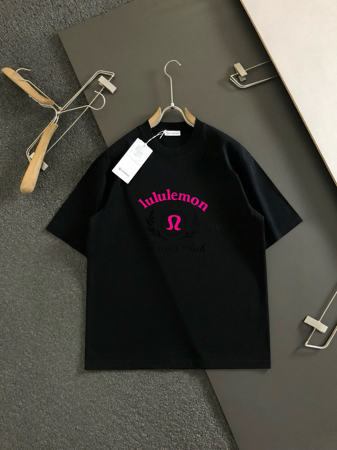  LULU 2025春夏新款首发专柜最新款短袖圆领T恤 高端订制 设计前卫时尚！品牌logo重工艺设计 