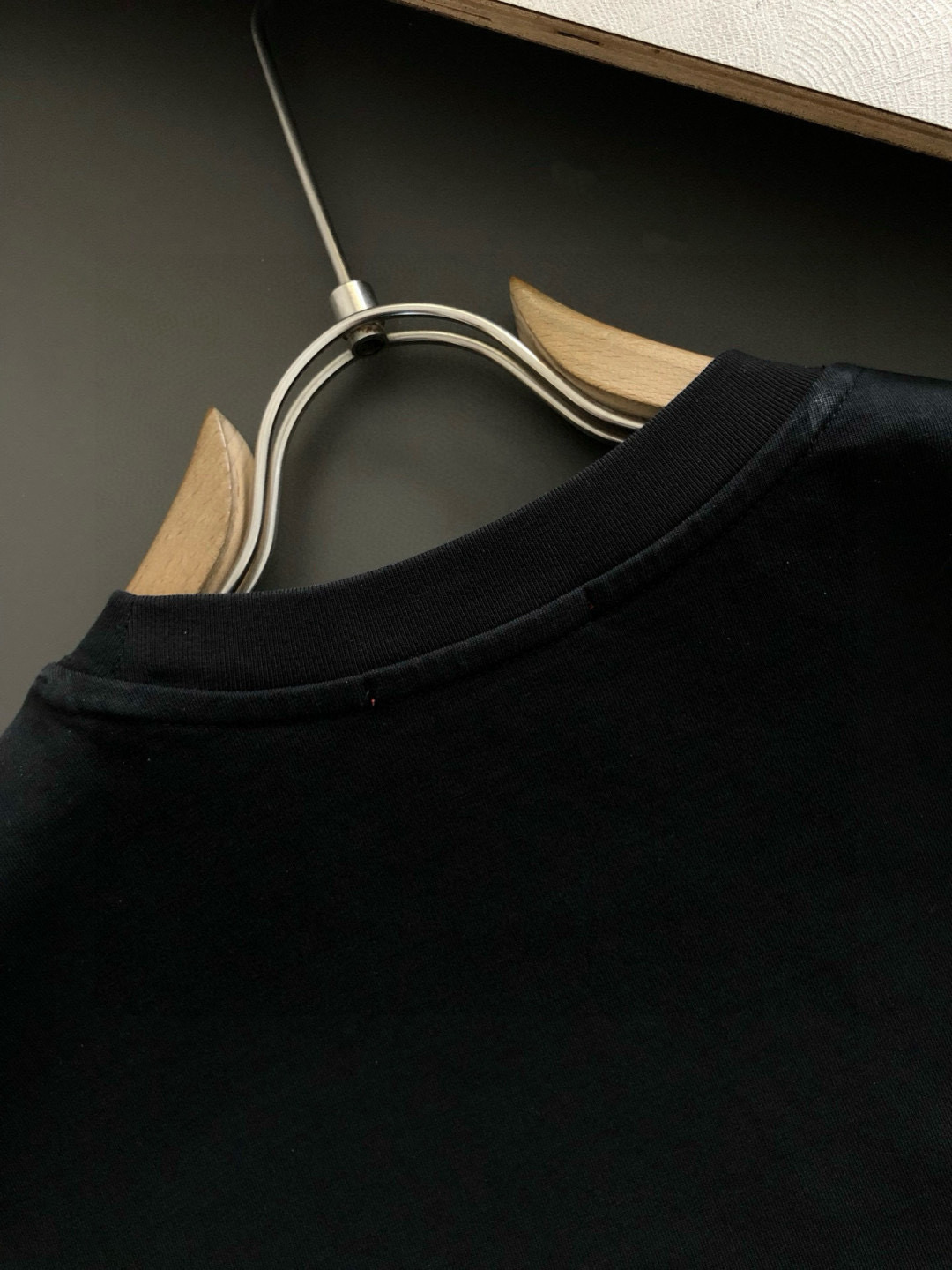  LULU 2025春夏新款首发专柜最新款短袖圆领T恤 高端订制 设计前卫时尚！品牌logo重工艺设计 