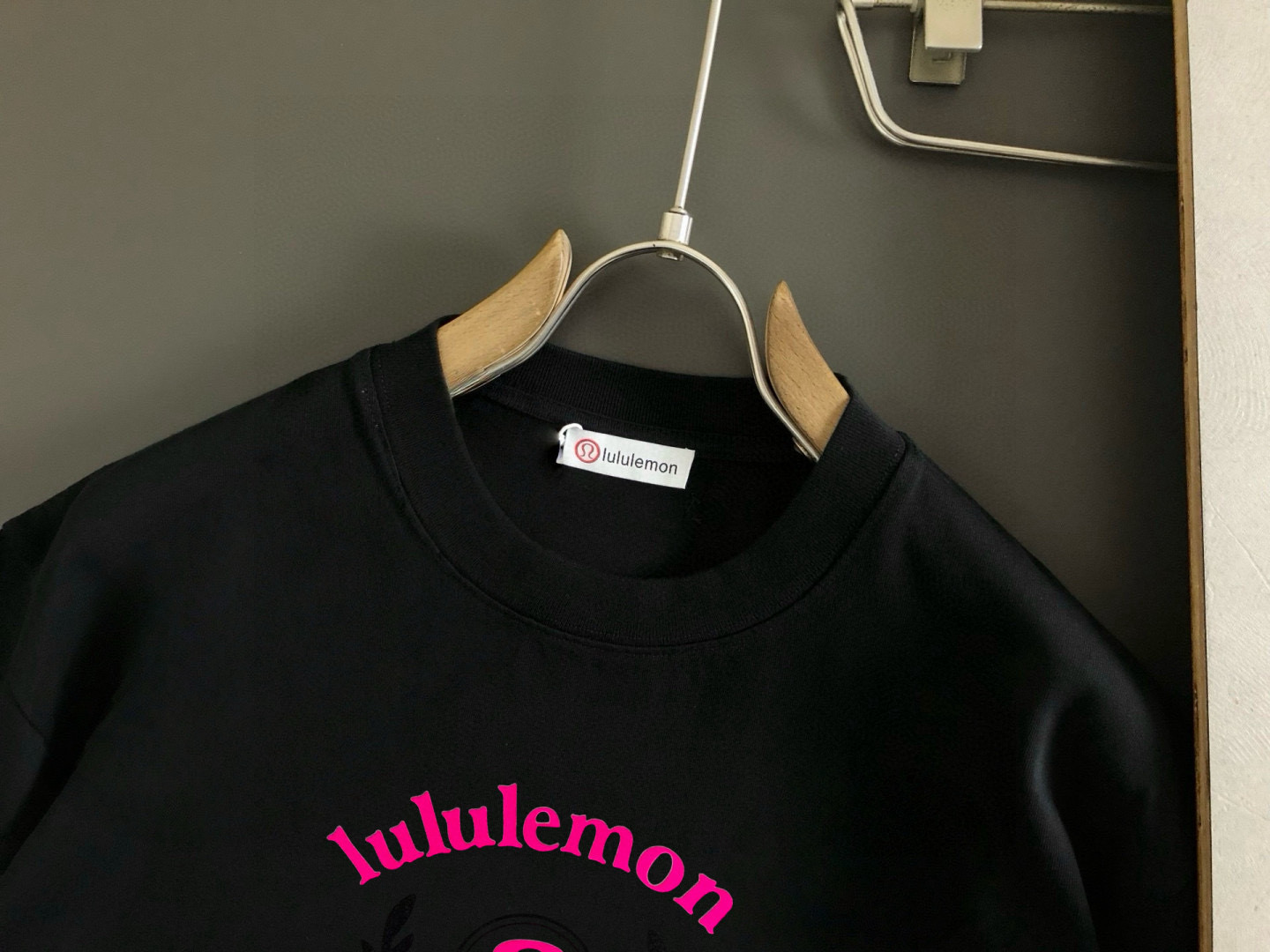  LULU 2025春夏新款首发专柜最新款短袖圆领T恤 高端订制 设计前卫时尚！品牌logo重工艺设计 