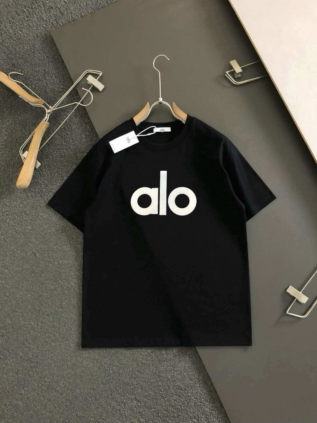  ALO  2025春夏新款首发专柜最新款短袖圆领T恤 高端订制 设计前卫时尚！品牌logo重工艺设计 